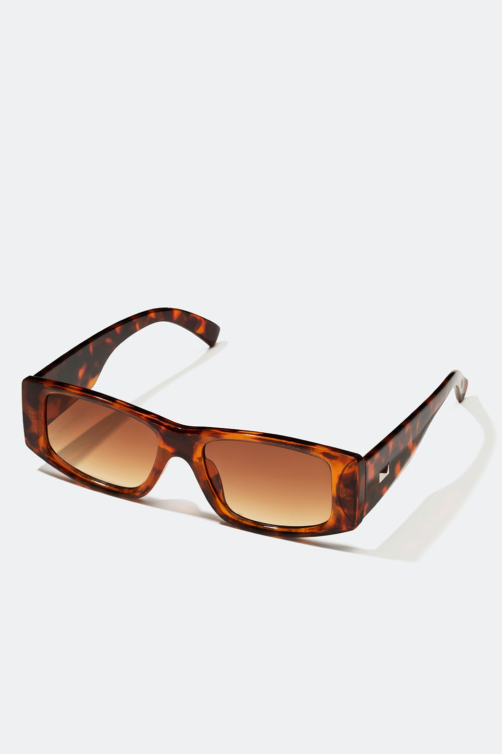 Bruna rektangulära solglasögon med metalldetalj i gruppen Accessoarer / Solglasögon hos Glitter (176000898400)