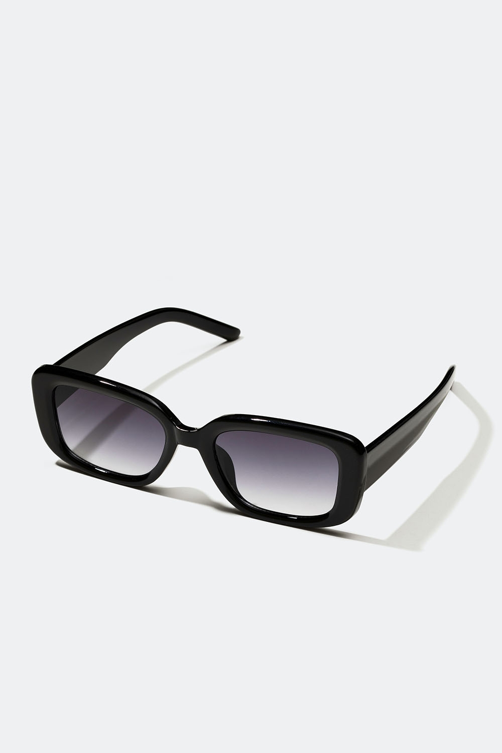 Rektangulära solglasögon med svarta bågar i gruppen Accessoarer / Solglasögon hos Glitter (176000909000)
