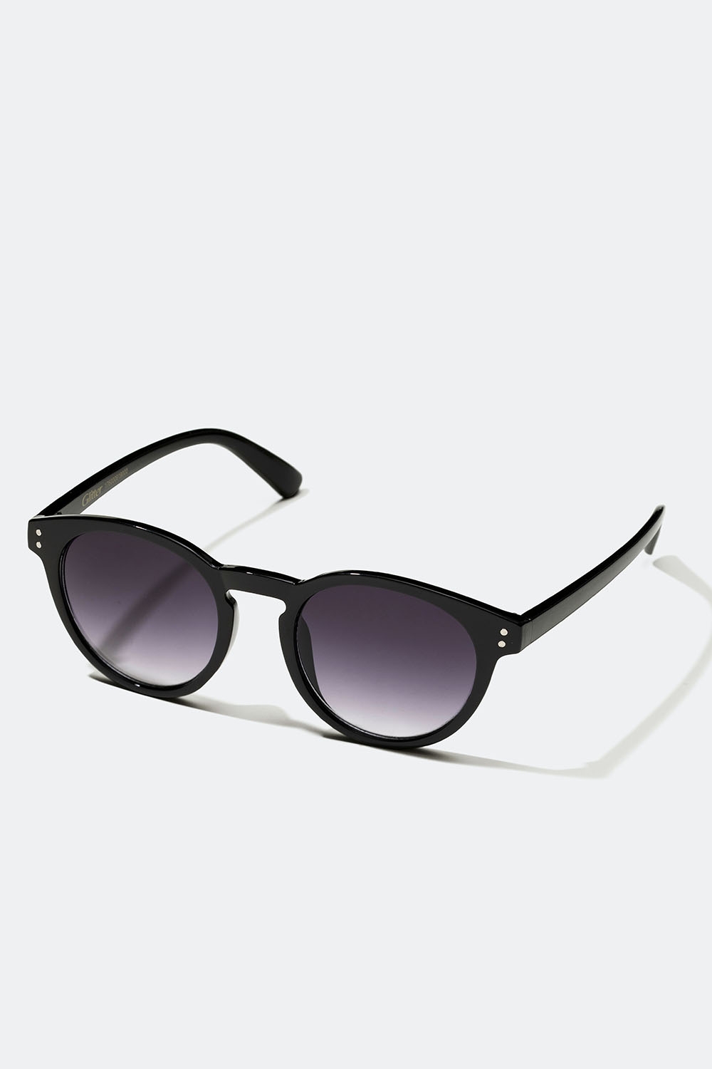 Runda svarta solglasögon med metalldetalj i gruppen Accessoarer / Solglasögon hos Glitter (176000919000)