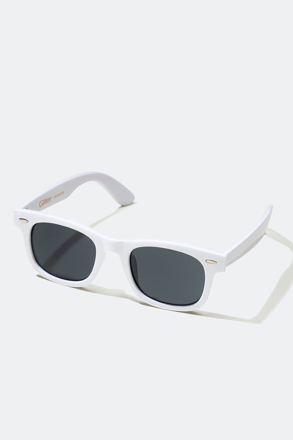 Vita solglasögon med metalldetalj i gruppen Accessoarer / Solglasögon hos Glitter (176000943000)
