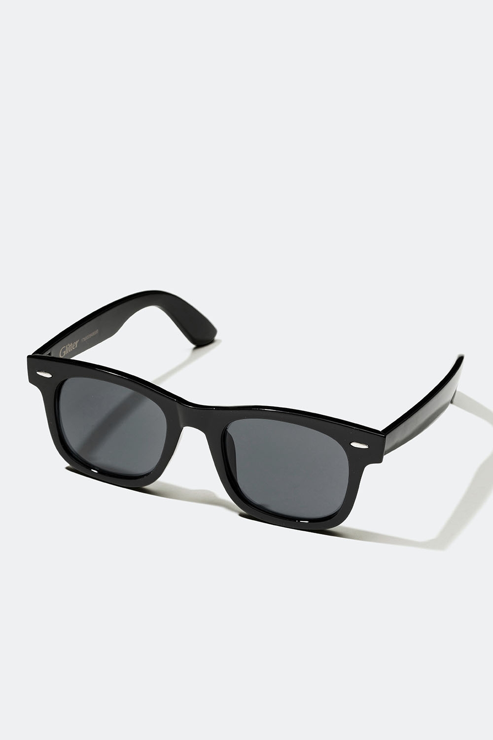 Svarta solglasögon med metalldetalj i gruppen Accessoarer / Solglasögon hos Glitter (176000949000)