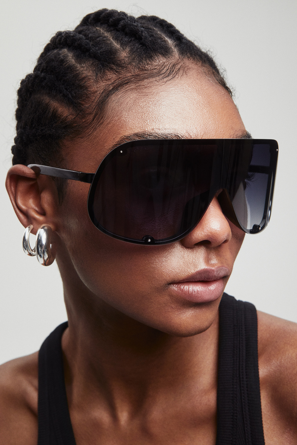 Svarta oversize solglasögon med warp-around design i gruppen Accessoarer / Solglasögon hos Glitter (176000959000)