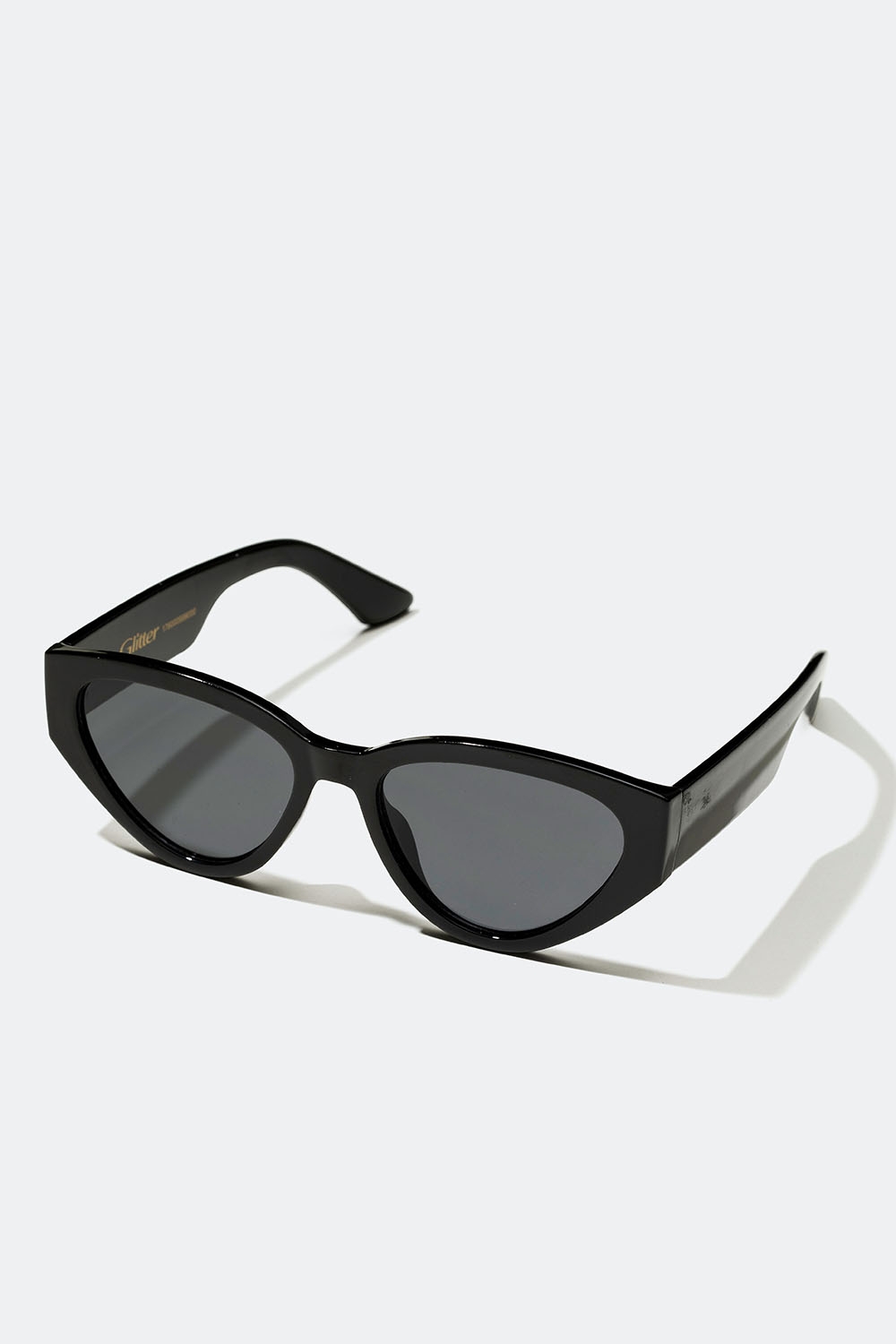 Svarta solglasögon med rundad cat eye design i gruppen Accessoarer / Solglasögon hos Glitter (176000999000)