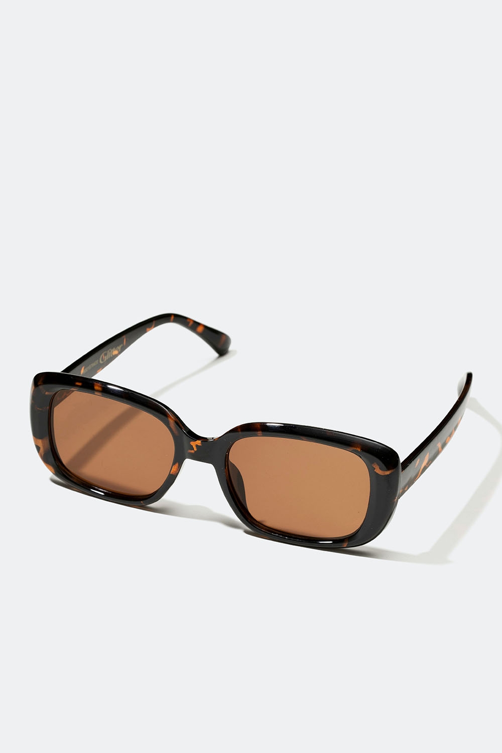 Bruna solglasögon med rektangulära bågar i gruppen Accessoarer / Solglasögon hos Glitter (176001078400)
