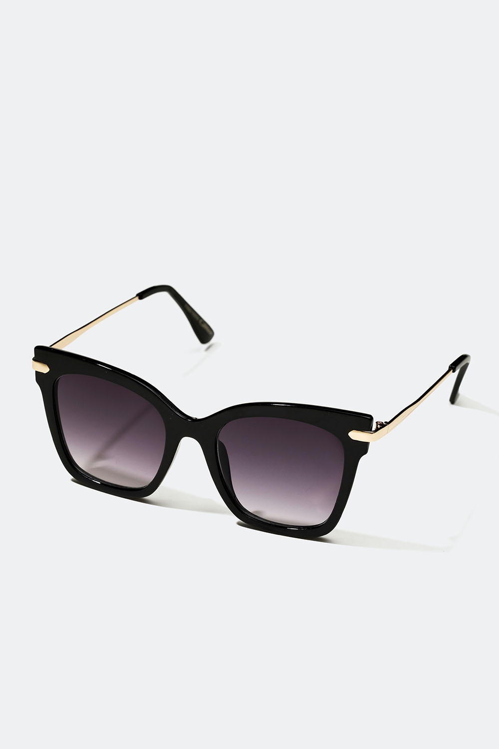 Svarta solglasögon i cat eye modell med guldfärgad detalj i gruppen Accessoarer / Solglasögon hos Glitter (176001169000)