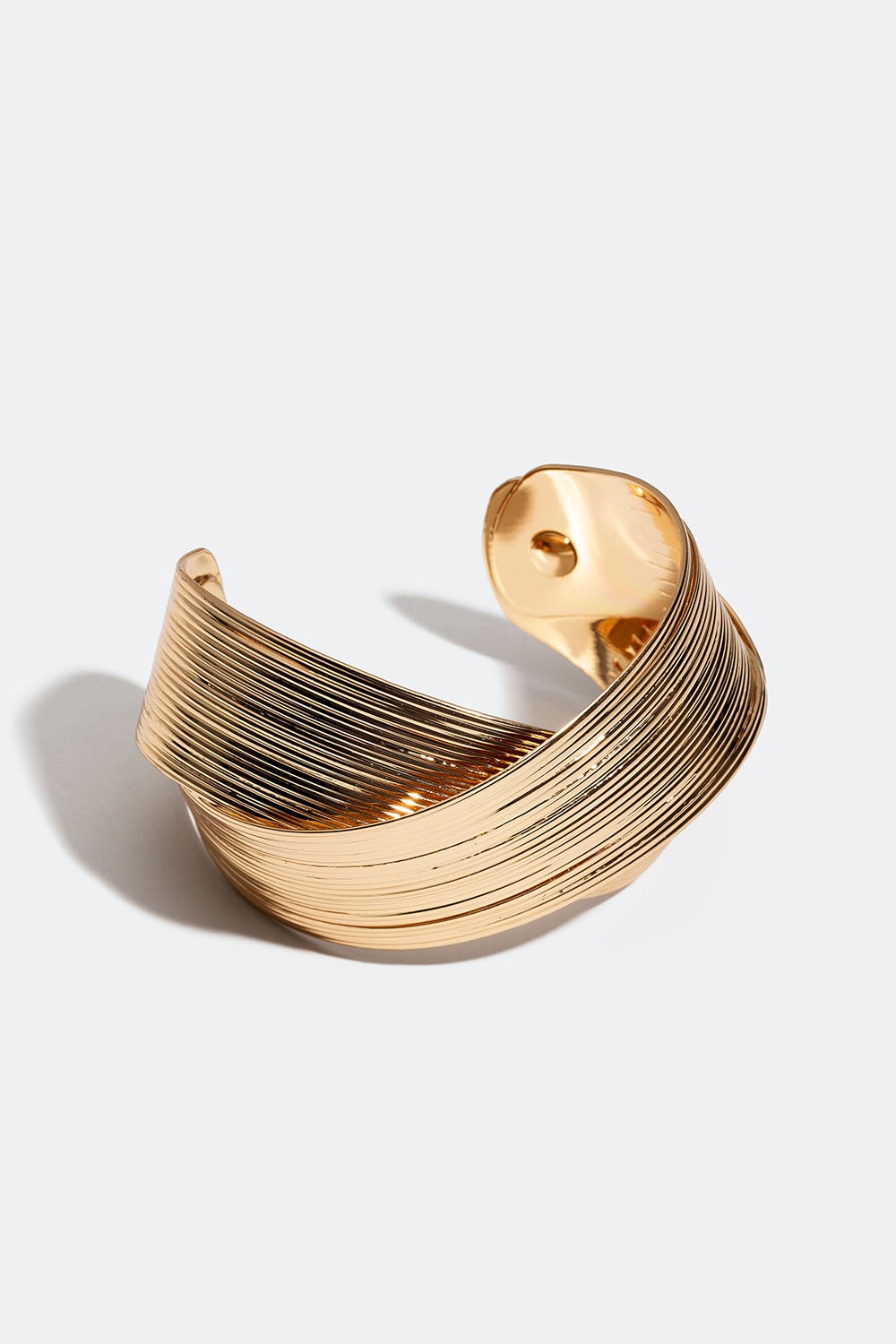 Brett guldfärgat bangle armband med korsad design i gruppen Smycken / Armband / Breda hos Glitter (251000992002)