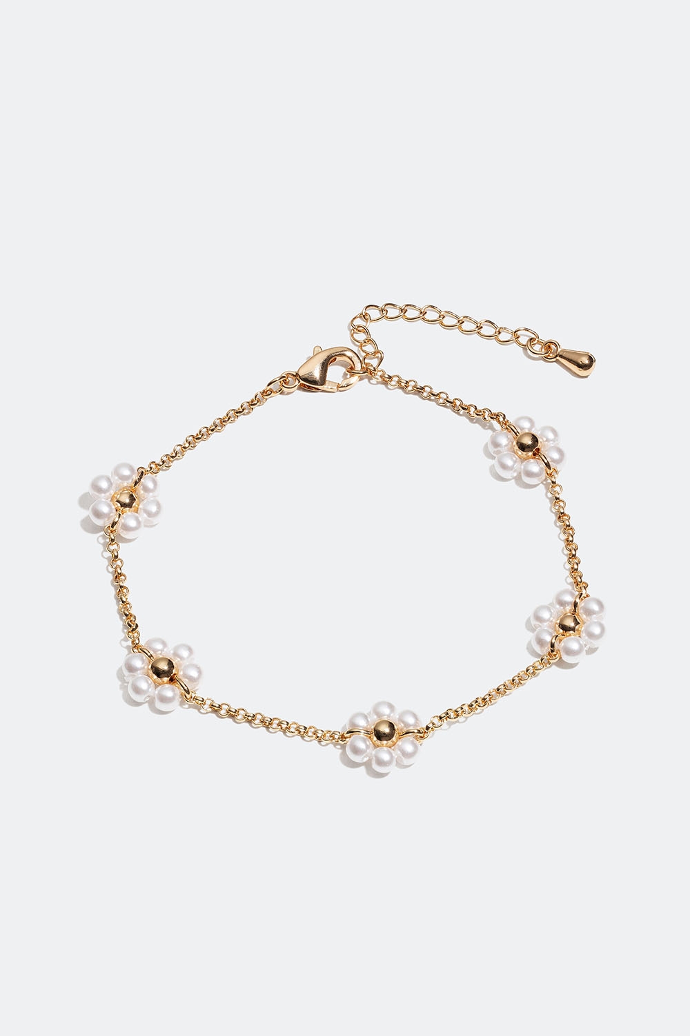 Guldfärgat armband med vita blommor i gruppen Smycken / Armband / Tunna hos Glitter (251001052002)