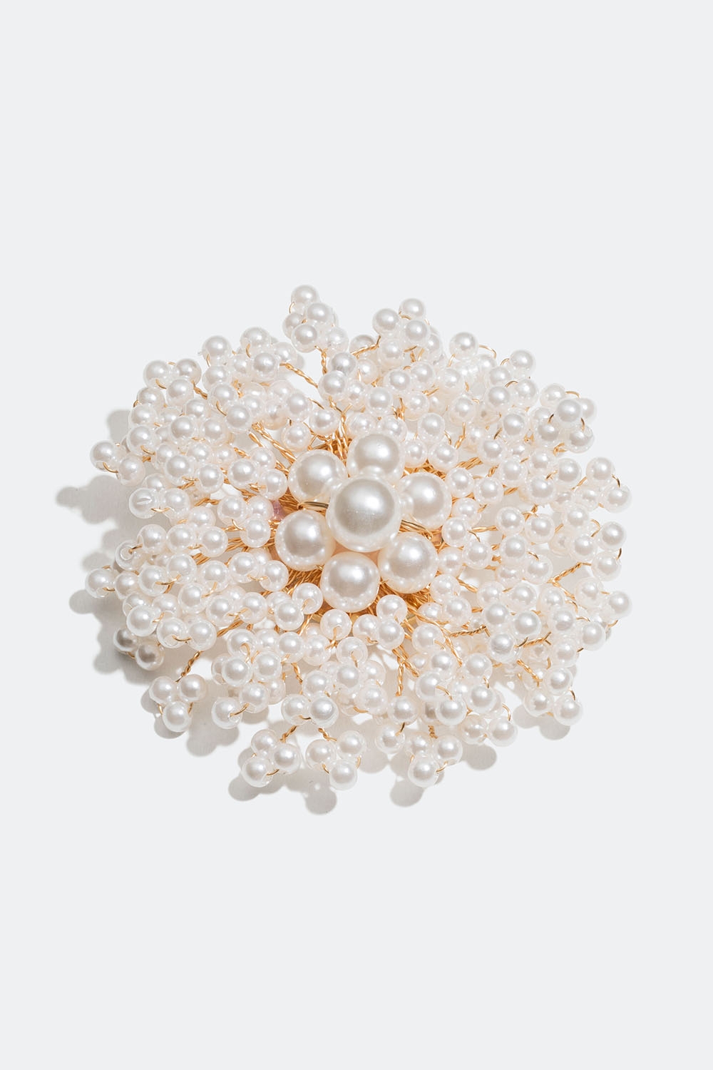 Brosch med vita pärlor i gruppen Smycken / Broscher hos Glitter (252000093102)