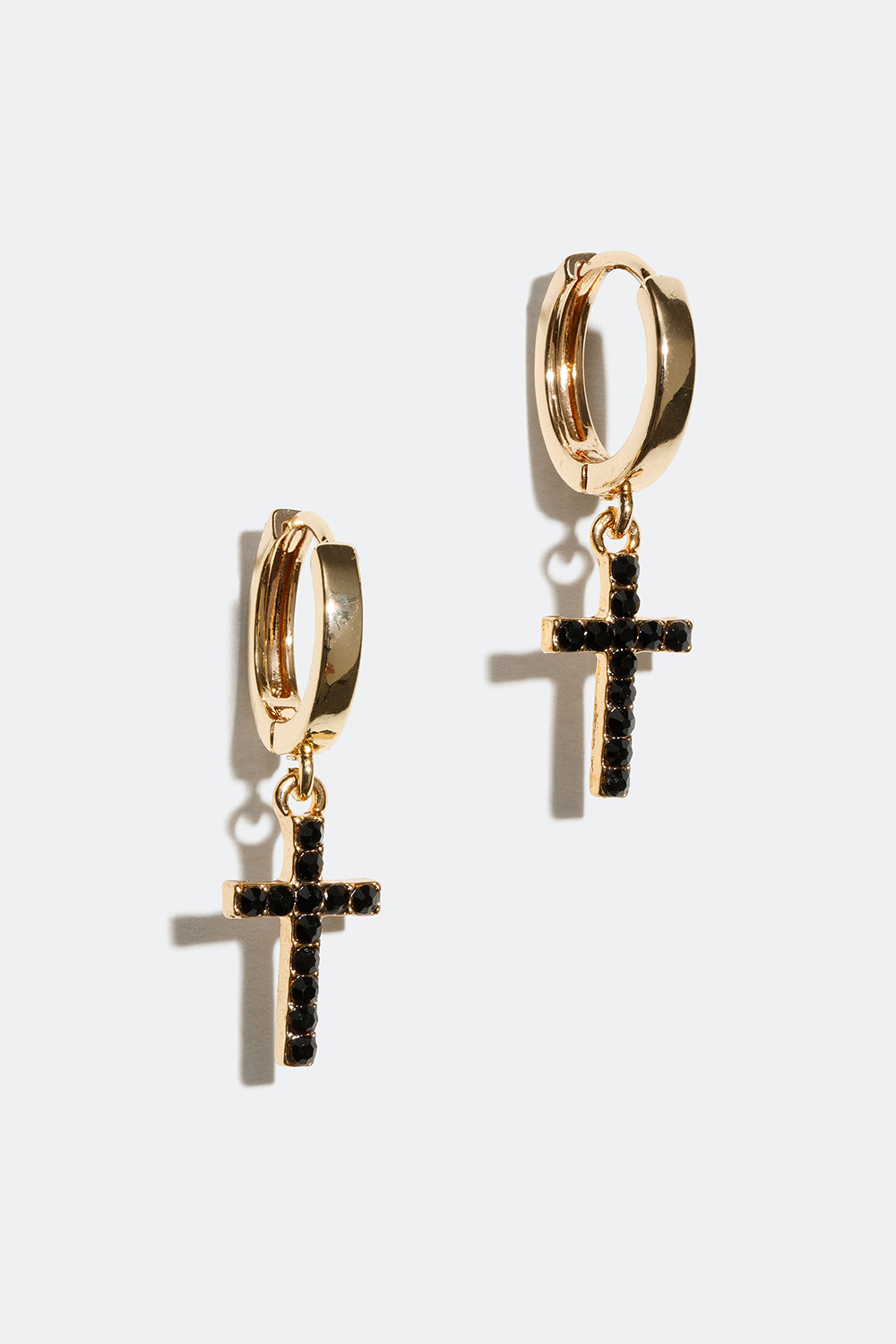 Små guldfärgade hoops med kors och svarta glasstenar i gruppen Smycken / Örhängen / Hoops / Hoops med hänge hos Glitter (253003342000)