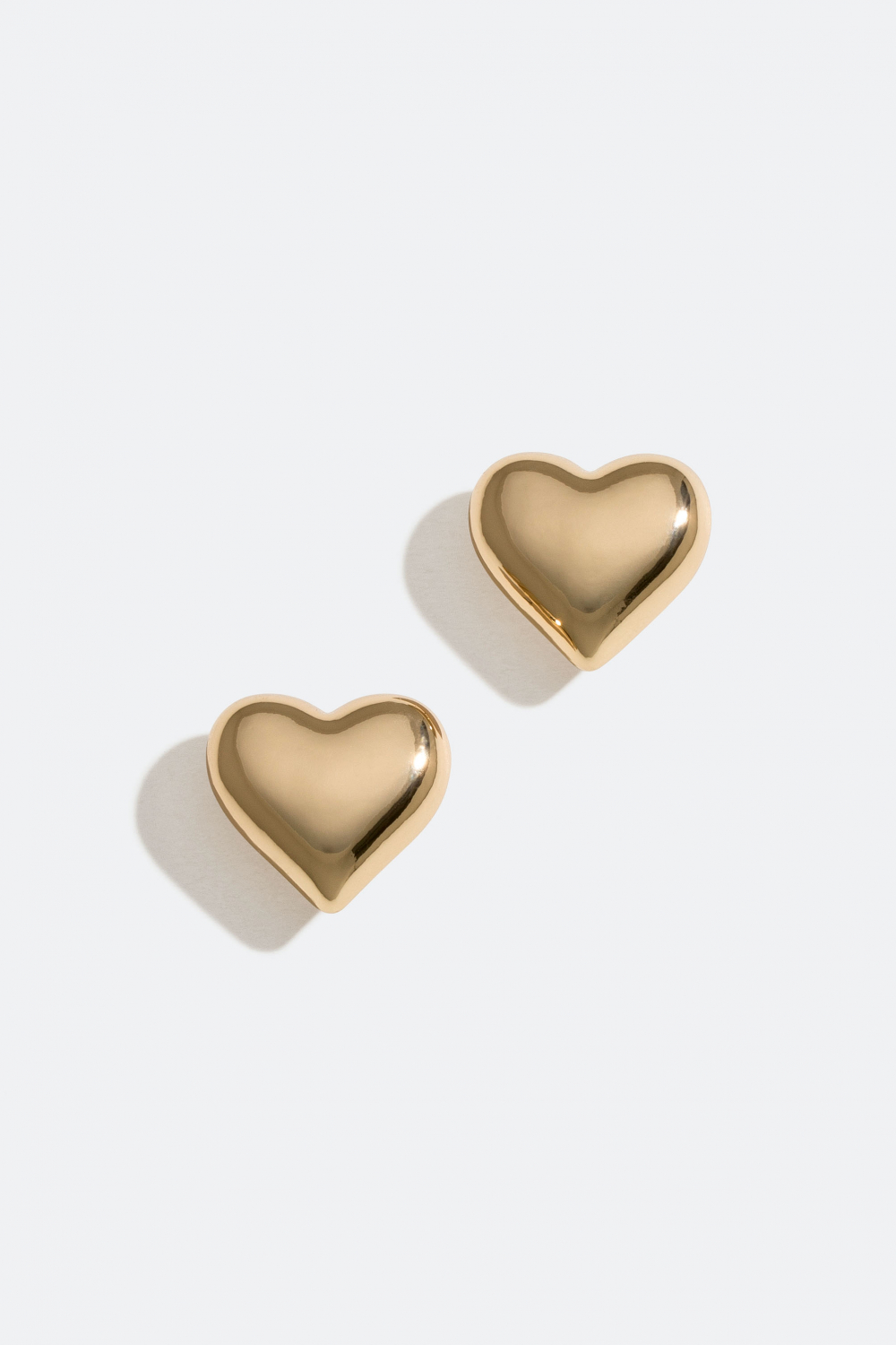 Blanka guldfärgade örhängen med hjärtan i gruppen Smycken / Örhängen / Studs hos Glitter (253005562002)