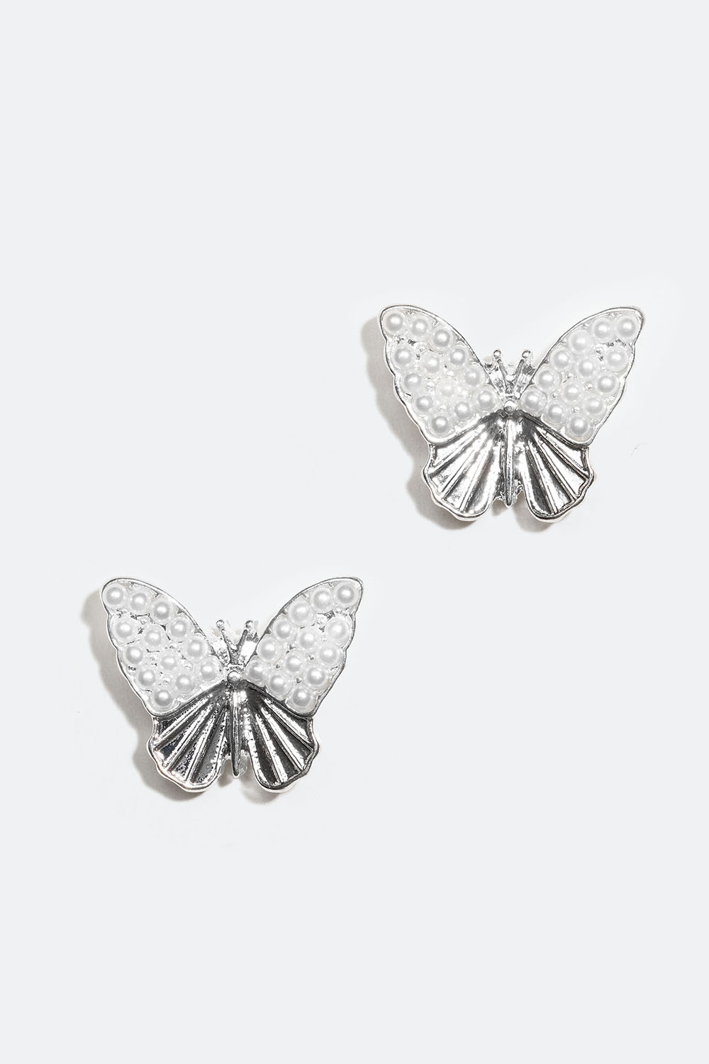 Studs med fjärilar och pärlor i gruppen Smycken / Örhängen / Studs hos Glitter (253005731001)
