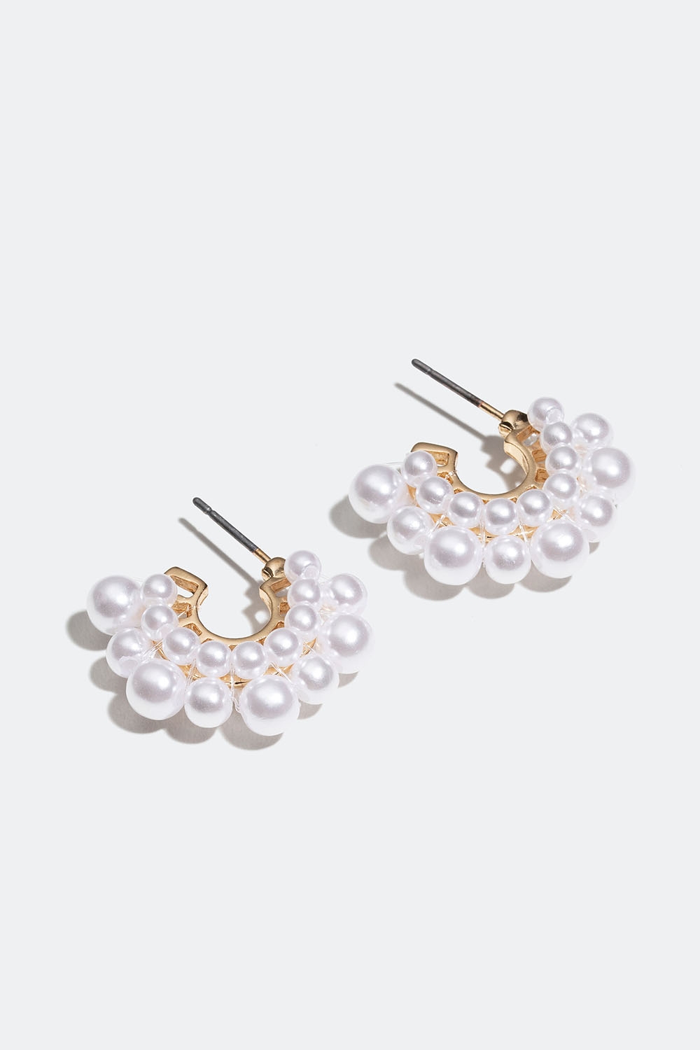 Små hoops med vita pärlor i olika storlekar i gruppen Smycken / Örhängen / Hoops hos Glitter (253006033002)