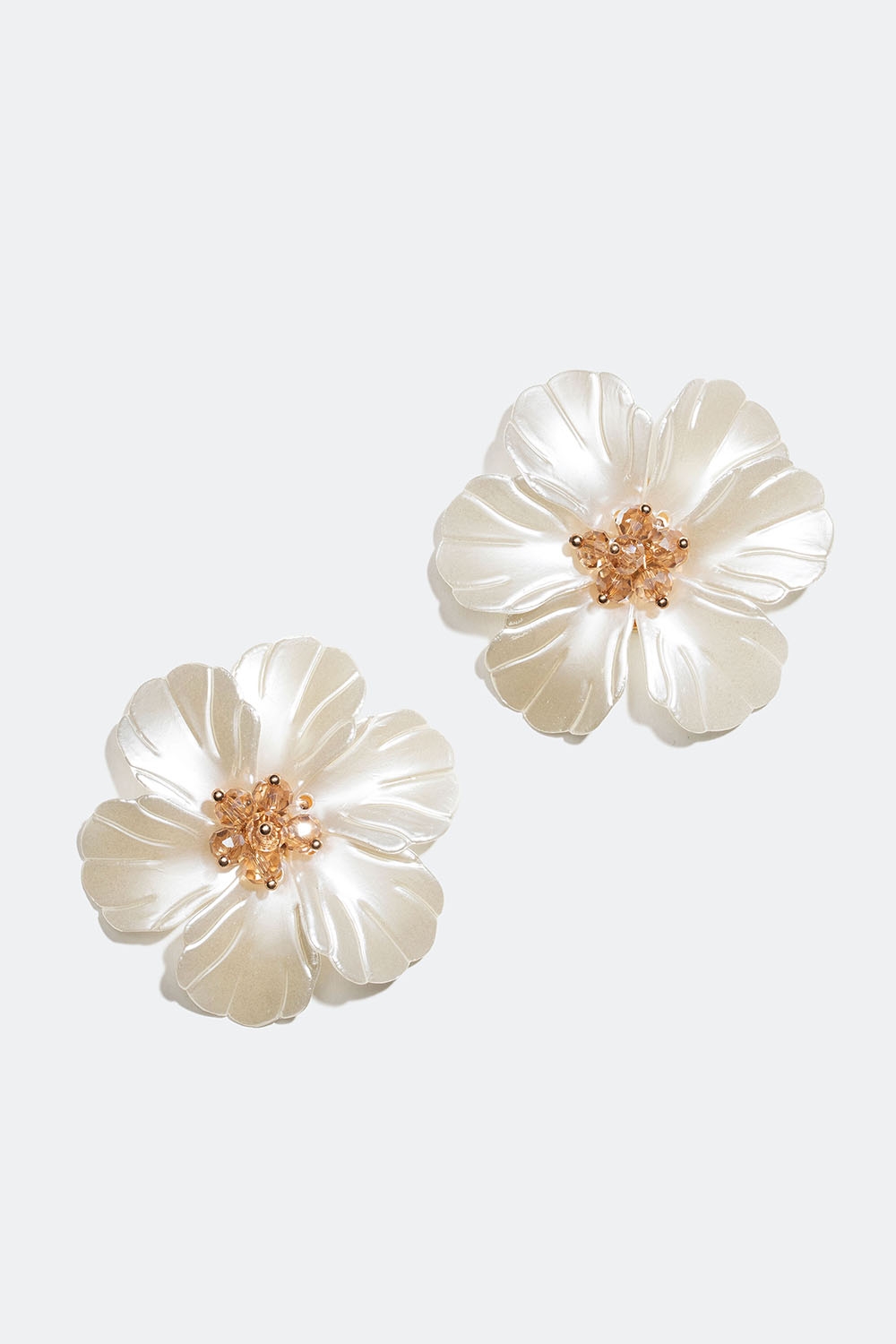 Örhängen med stora vita blommor i gruppen Smycken / Örhängen hos Glitter (253006153002)