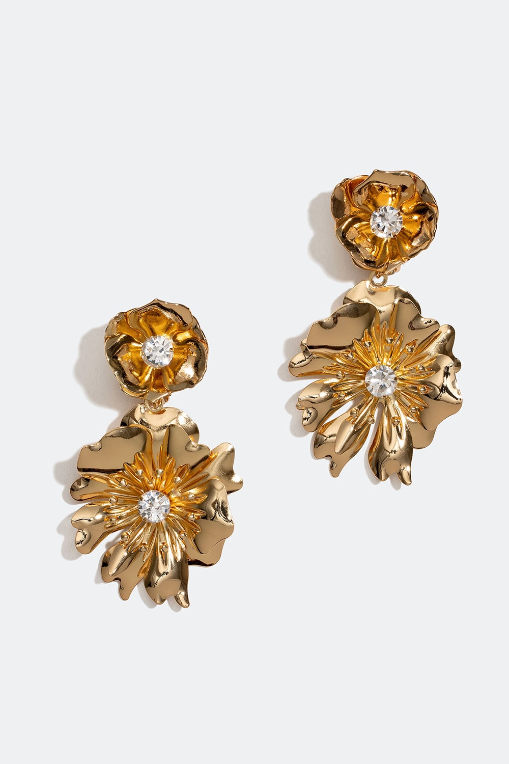 Guldfärgade clipsörhängen med stora blommor i gruppen Smycken / Örhängen / Clips hos Glitter (253006642002)