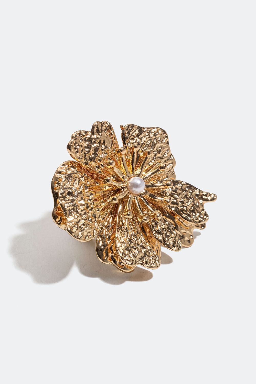Guldfärgad ring med stor blomma och pärldetalj i gruppen Smycken / Ringar / Breda hos Glitter (256001012)