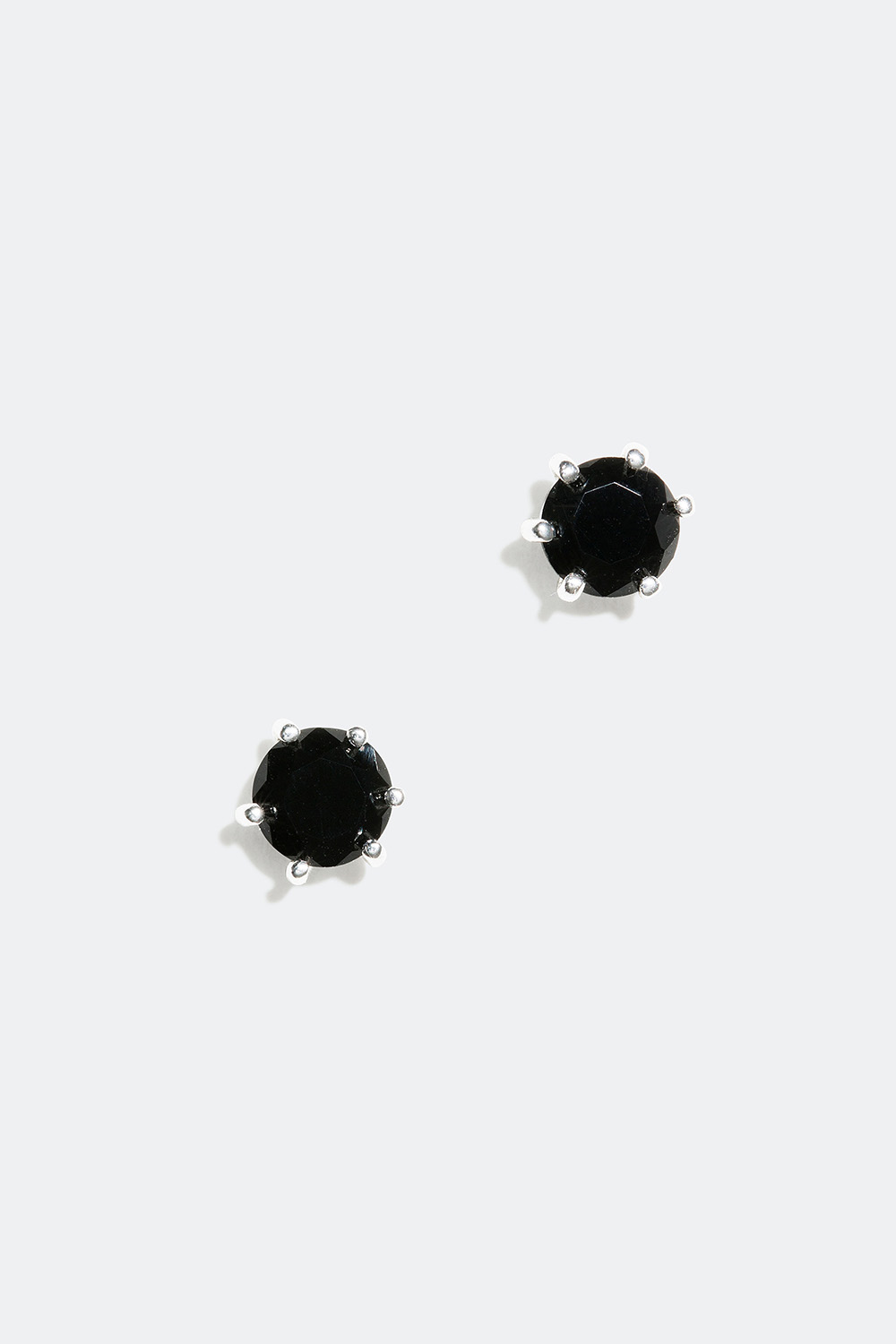 Små svarta studs, äkta silver, 0,5 cm i gruppen Äkta silver / Silverörhängen / Studs i äkta silver hos Glitter (325362200000)