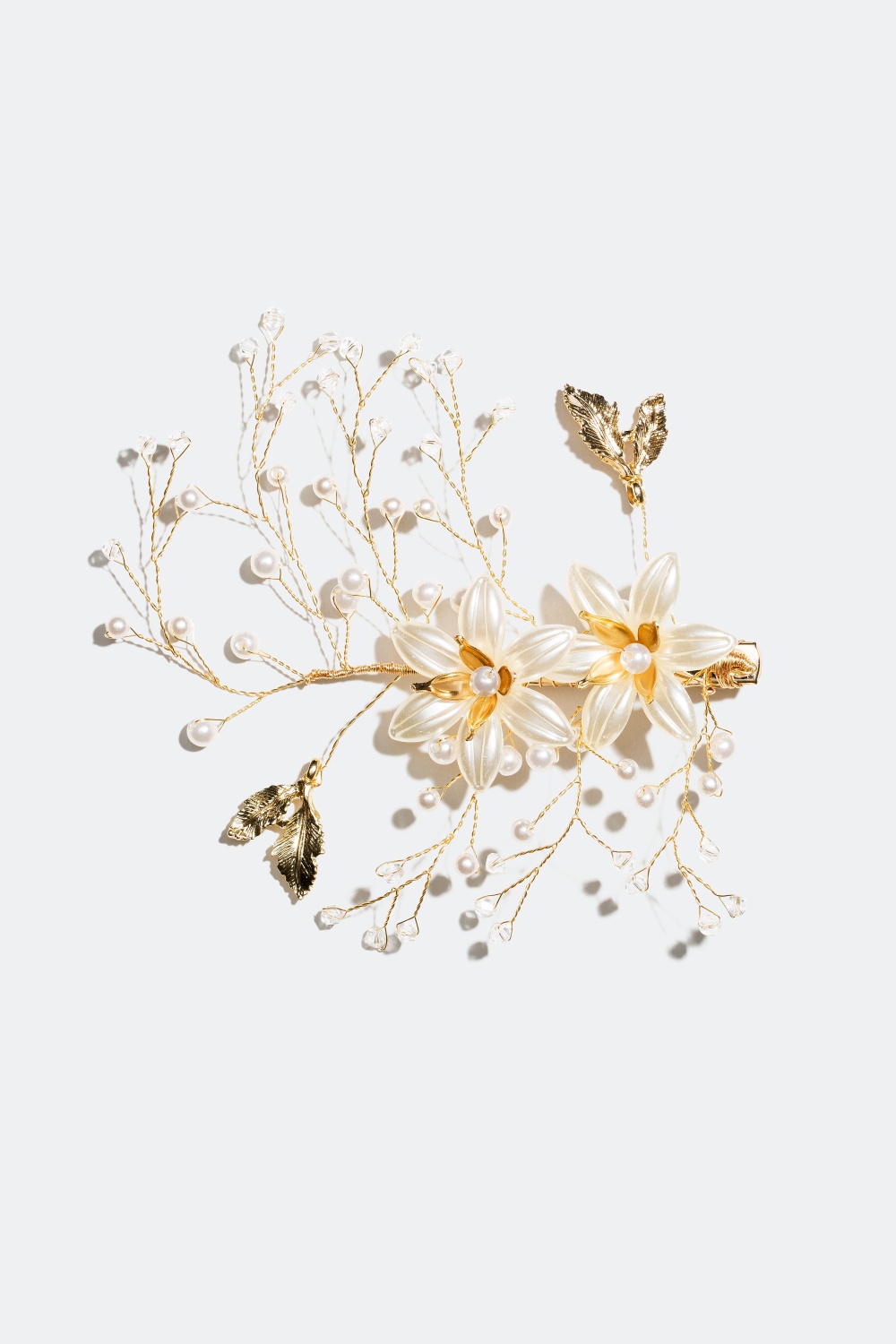 Hårspänne med pärlor och guldfärgade dekorationer i form av blommor och löv i gruppen Håraccessoarer / Spännen & klämmor / Hårdekorationer hos Glitter (326115)