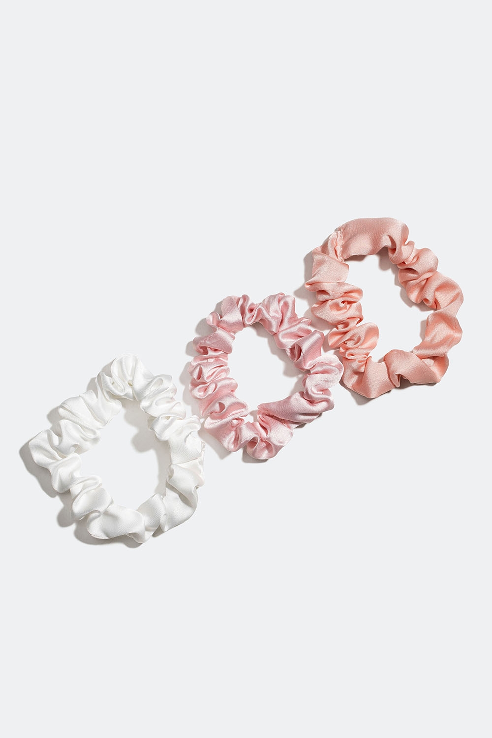 Rosa och vit mix av glansiga scrunchies, 3-pack i gruppen Håraccessoarer / Scrunchies / Flerpack hos Glitter (332000675400)