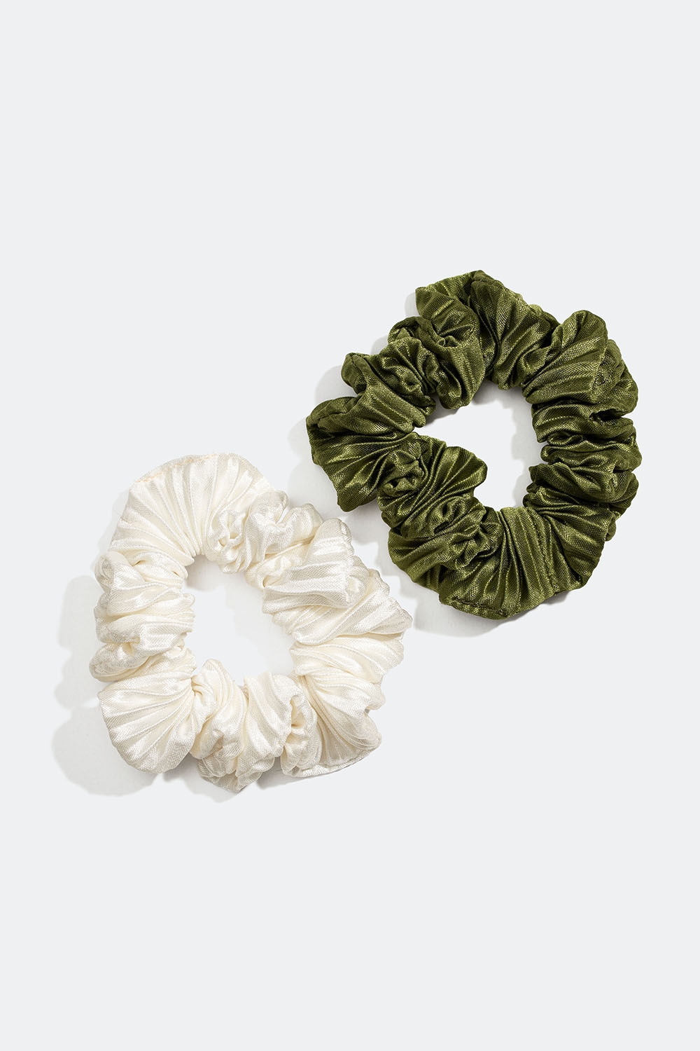 Grön och vit plisserade scrunchies, 2-pack i gruppen Håraccessoarer / Scrunchies / Flerpack hos Glitter (332000767800)