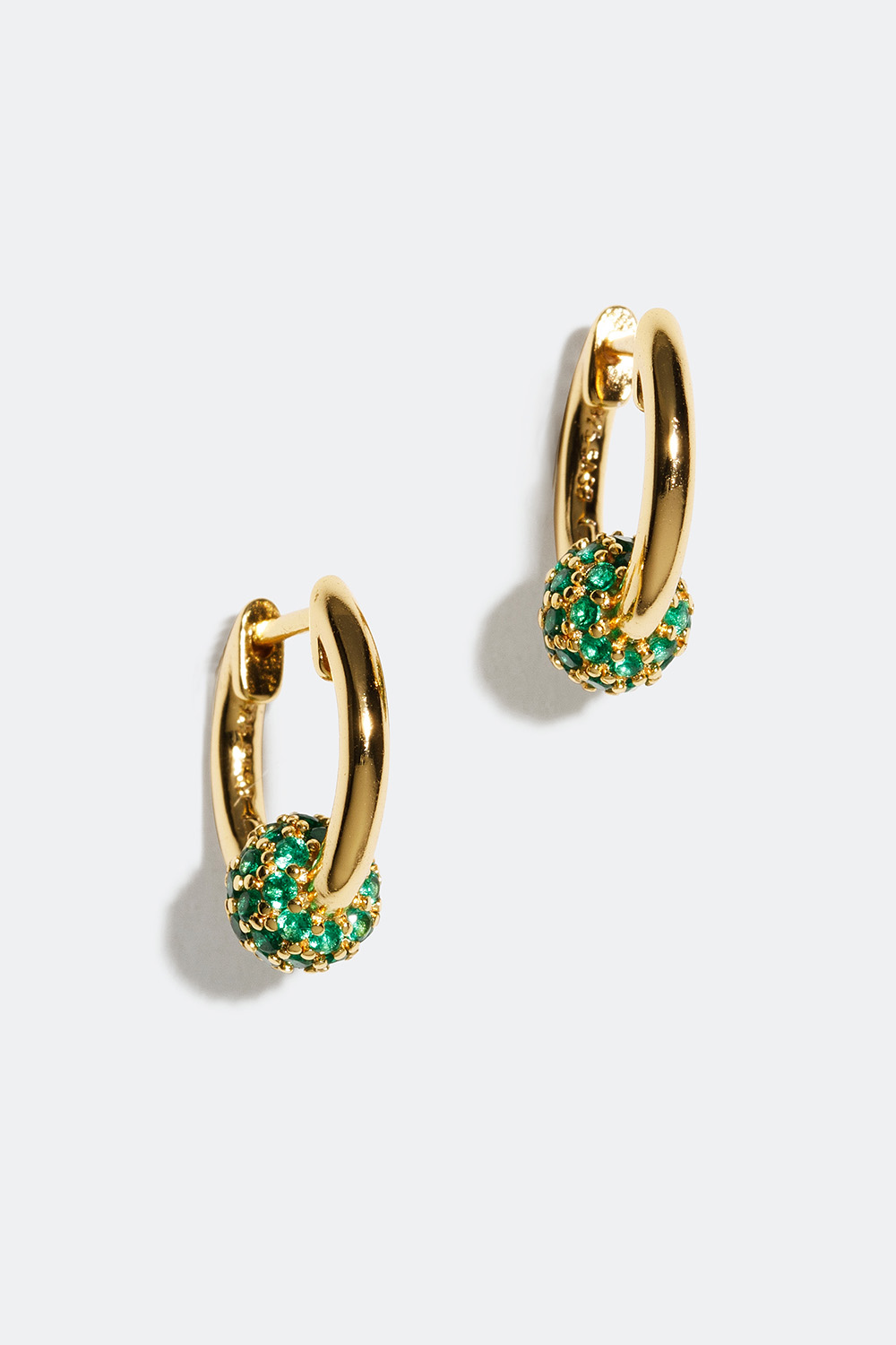 Mini hoops förgyllda med 18k guld med kula i gröna Cubic Zirconia i gruppen Smycken / Örhängen / Hoops hos Glitter (553002079702)
