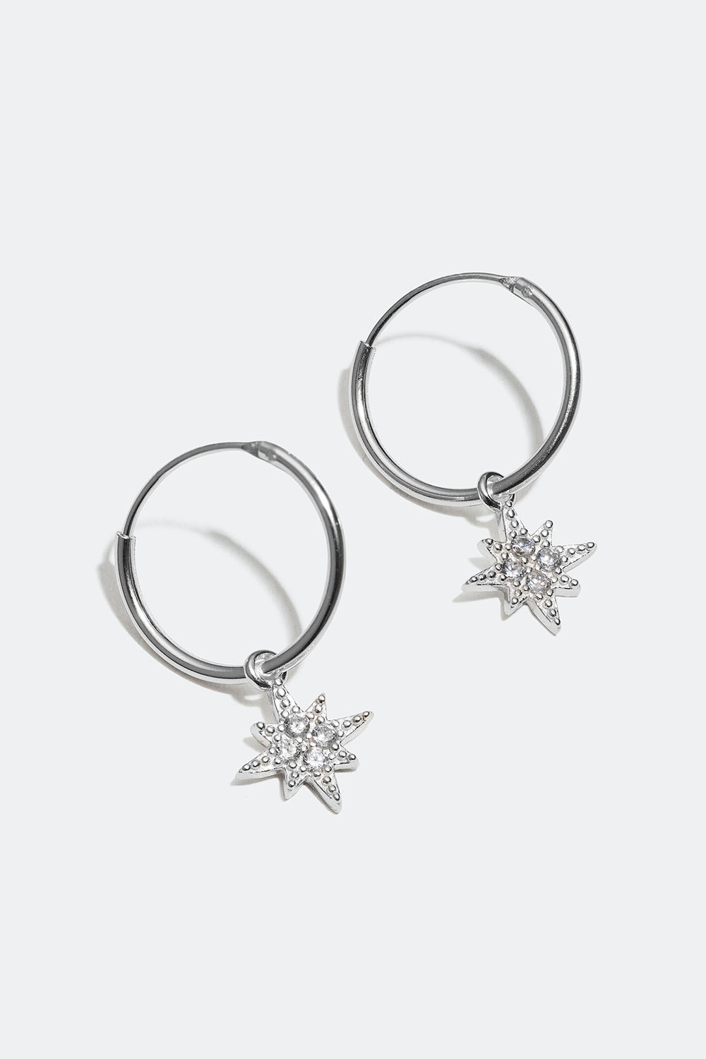 Små hoops i äkta silver med stjärnor och Cubic Zirconia i gruppen Äkta silver / Silverörhängen / Hoops i äkta silver hos Glitter (553002811001)