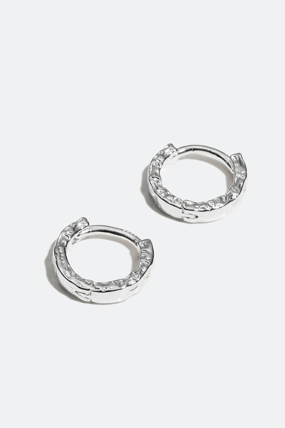 Mini hoops i äkta silver med hamrad design i gruppen Äkta silver / Silverörhängen / Hoops i äkta silver hos Glitter (553003081001)