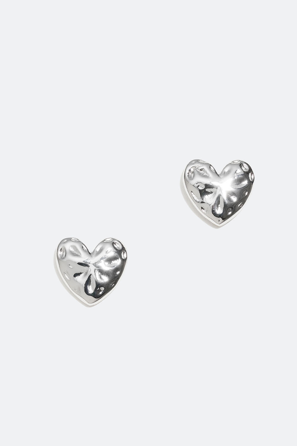 Stud i äkta silver med hjärtan i hamrad design i gruppen Äkta silver / Silverörhängen / Studs i äkta silver hos Glitter (553003141001)