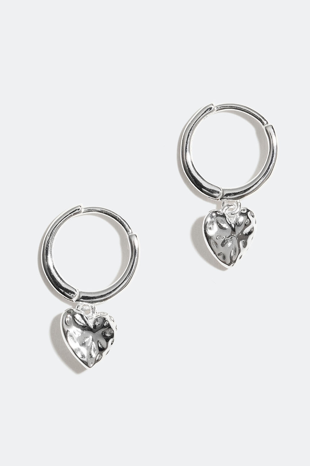 Små hoops i äkta silver med hjärtan i hamrad design i gruppen Äkta silver / Silverörhängen / Hoops i äkta silver hos Glitter (553003151001)