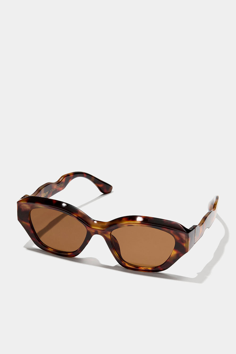 Tortoisemönstrade solglasögon i kantig cat-eye form