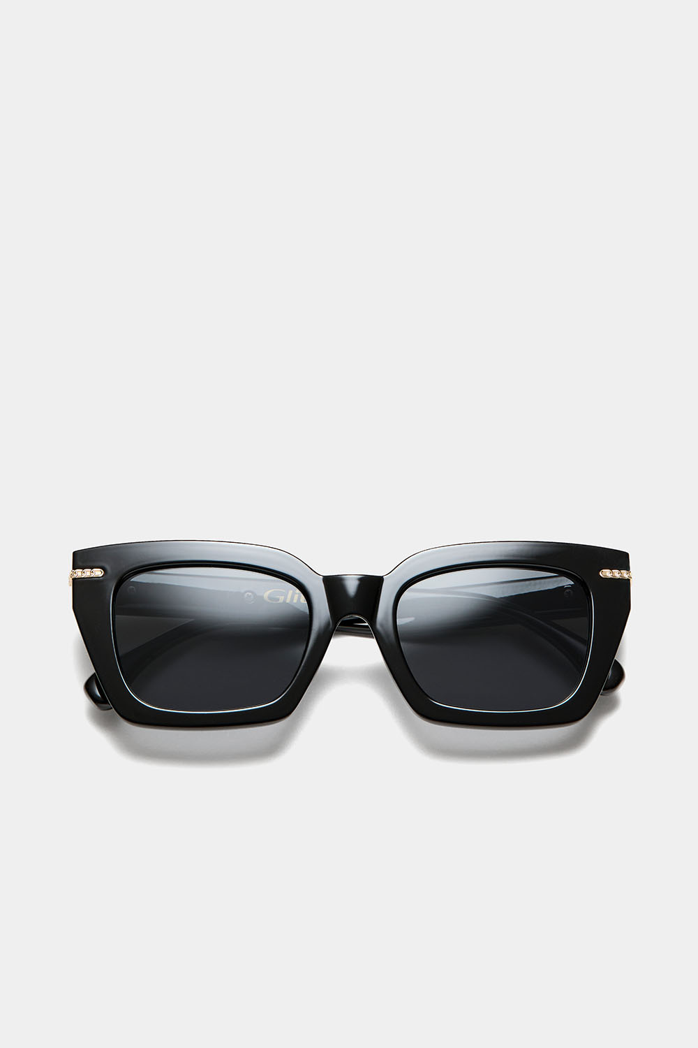 Kantiga solglasögon med kedjedetail.