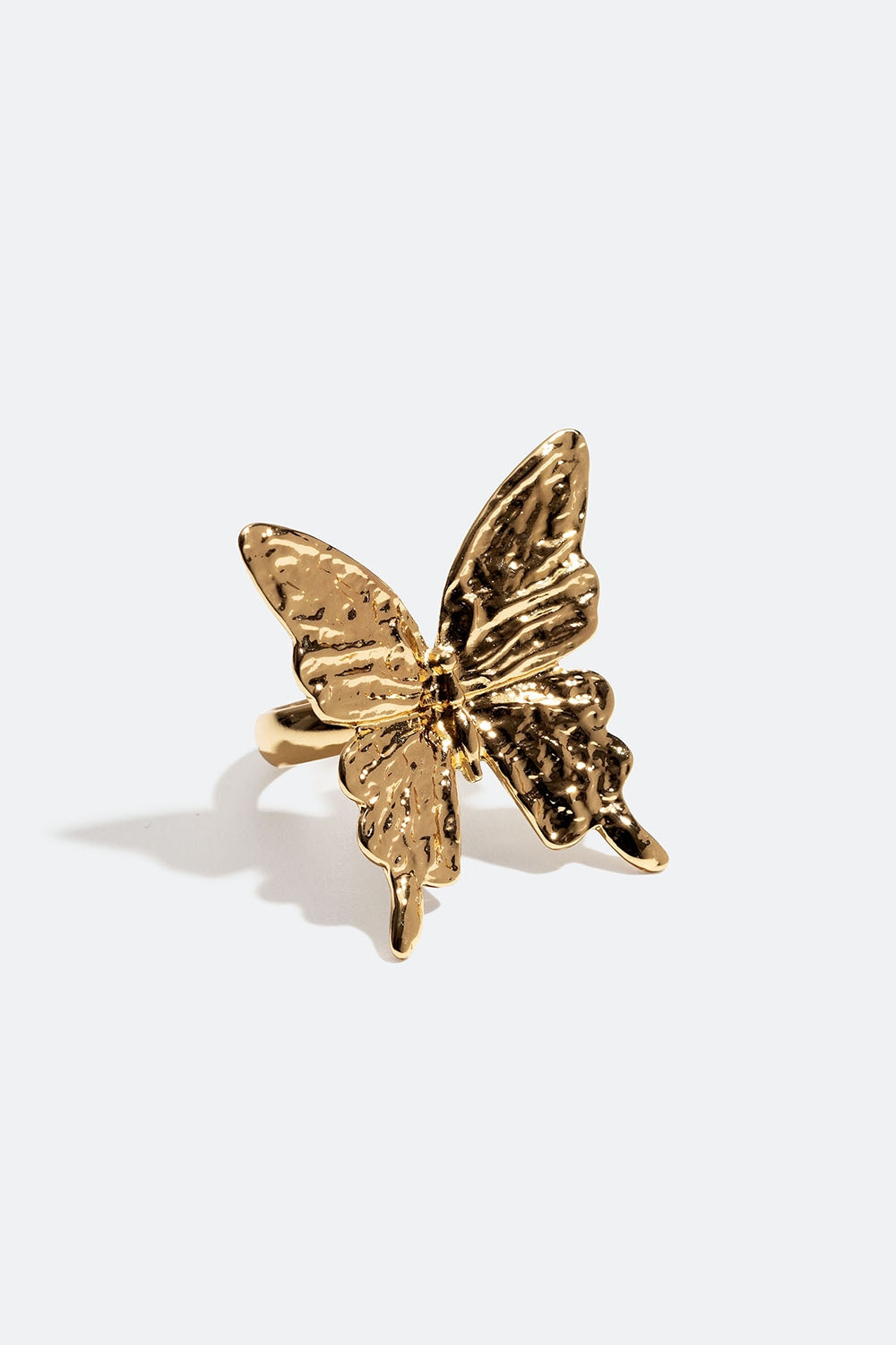 Guldfärgad ring med fjäril i hamrad design
