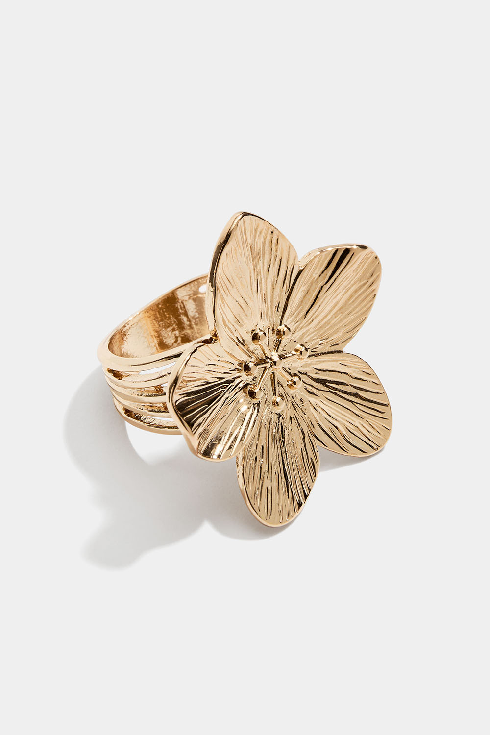 Guldfärgad ring med stor sommarblomma