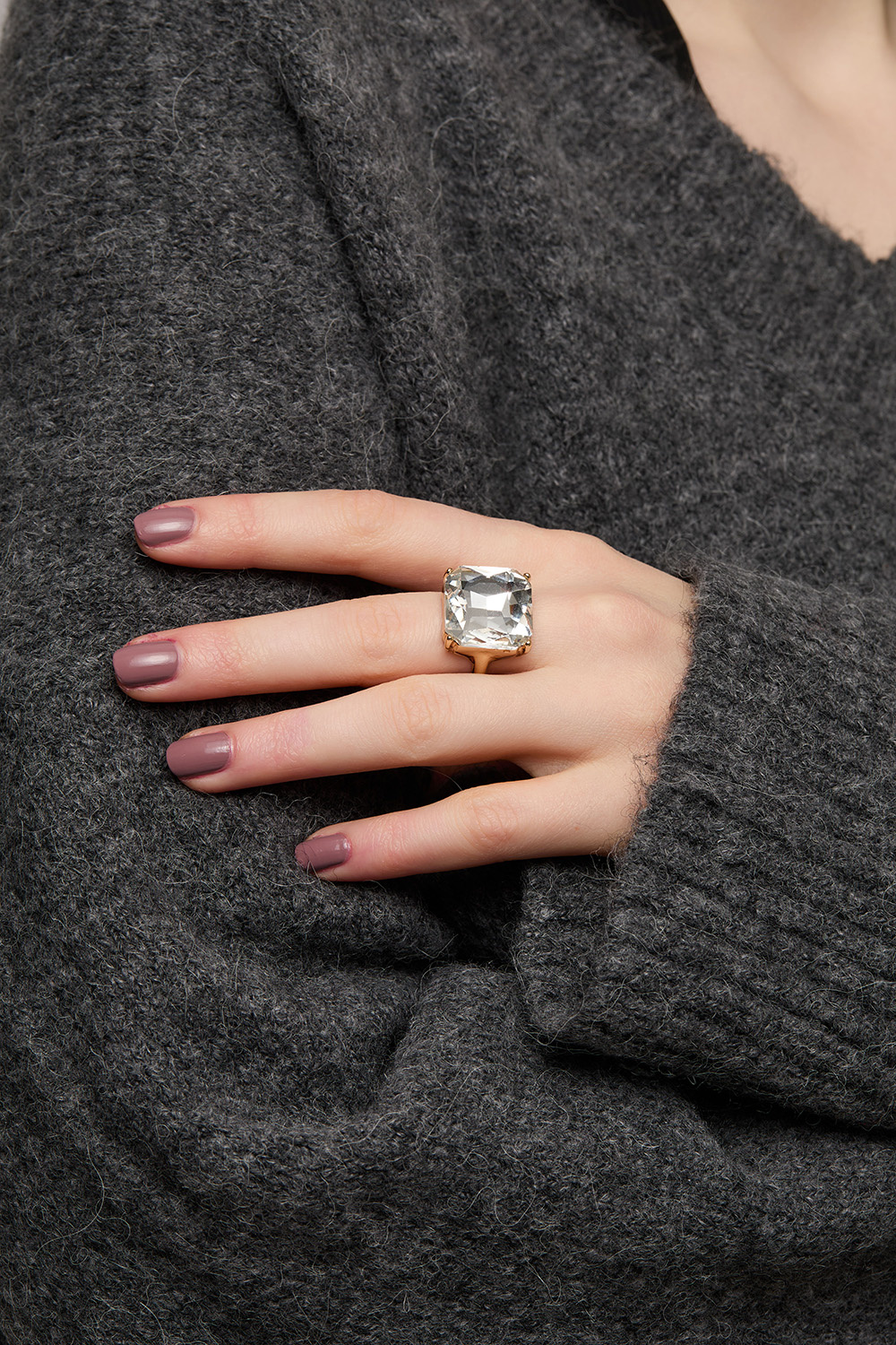 Guldfärgad ring med kvadratisk glassten