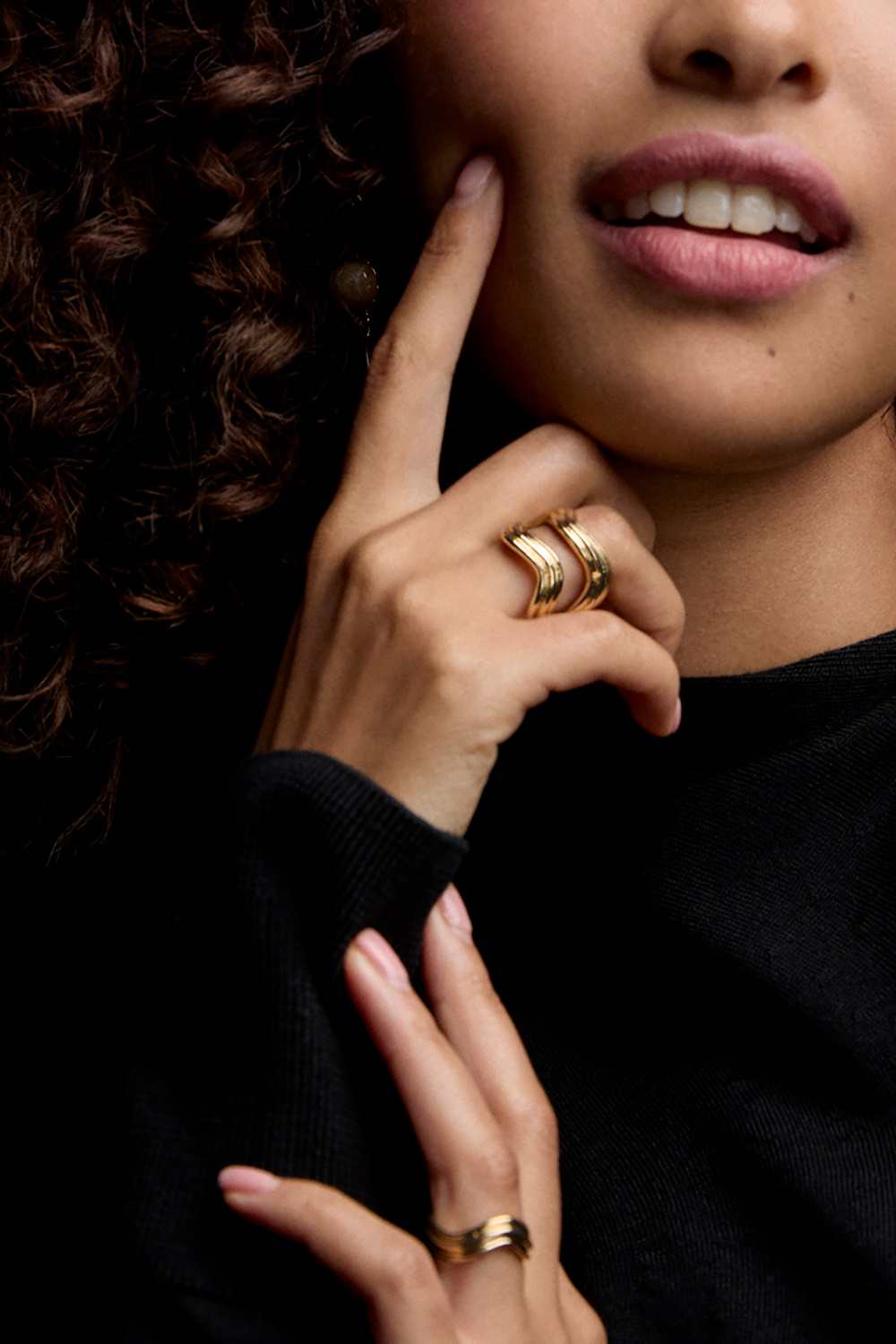 Guldfärgad räfflad ring i vågform