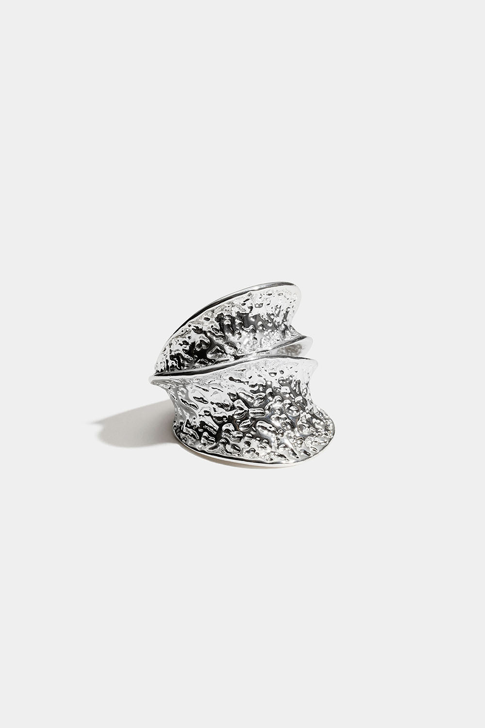 Bred konkav ring med hamrad design