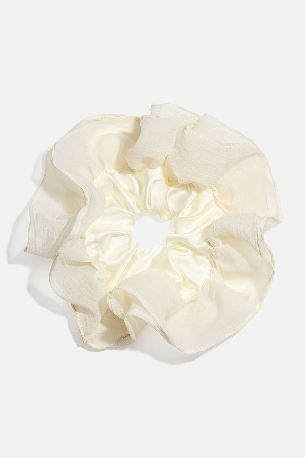 Stor scrunchie i vit sidenimitation och organza