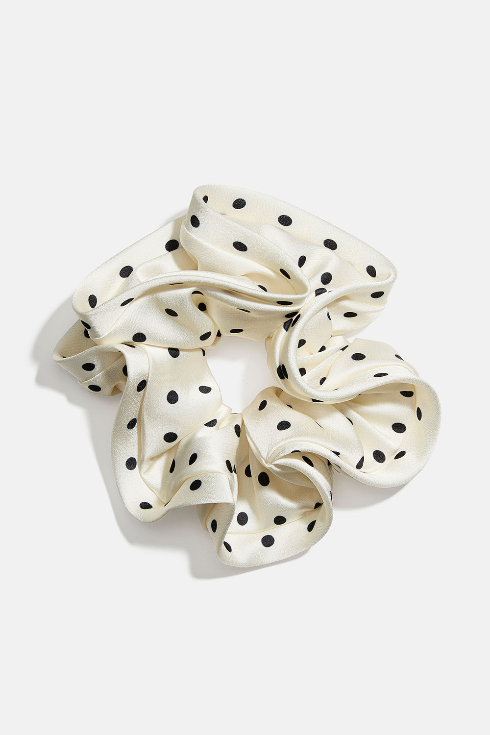 Stor vit scrunchie i sidenimitation med prickar