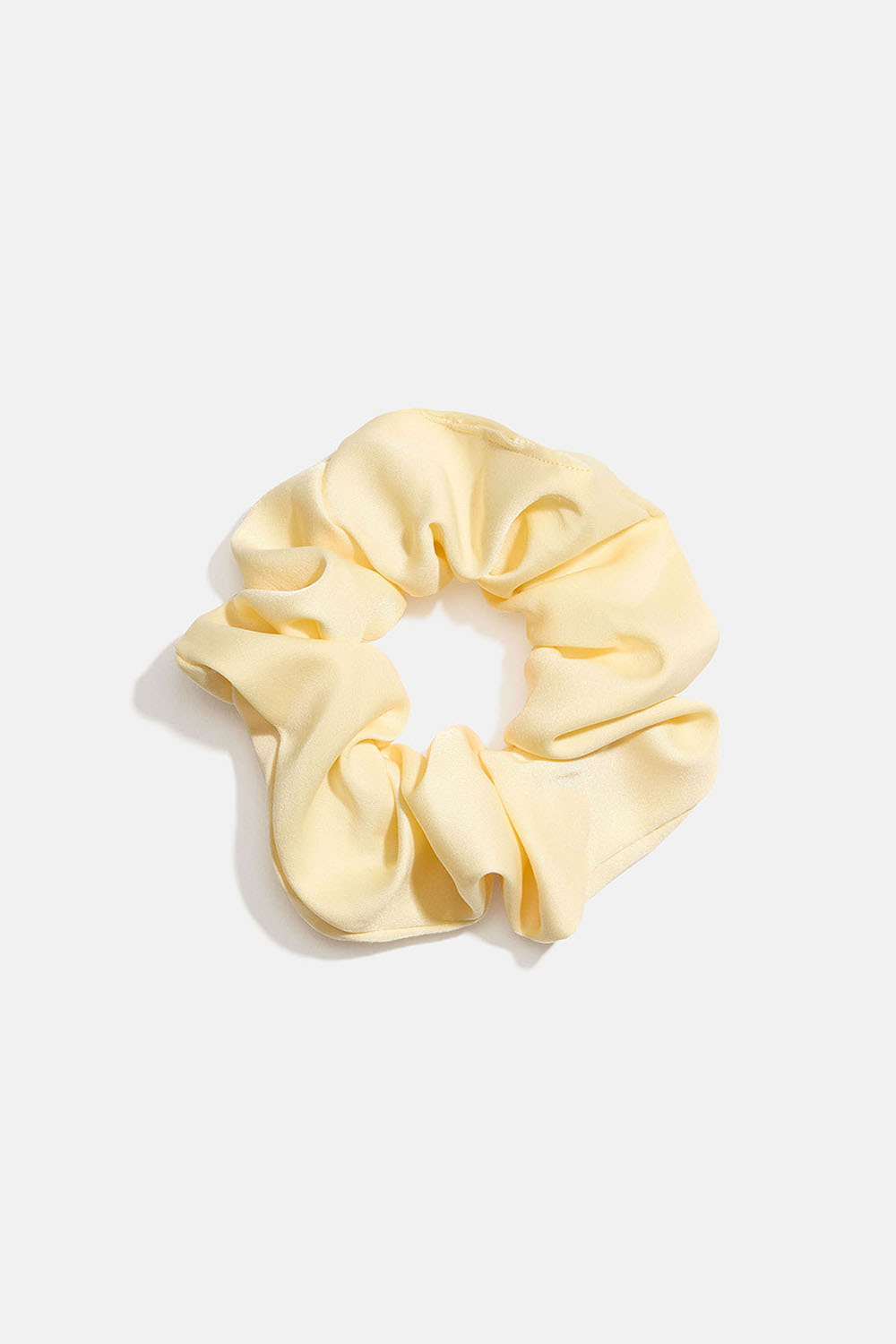 Liten gul scrunchie i sidenimitation
