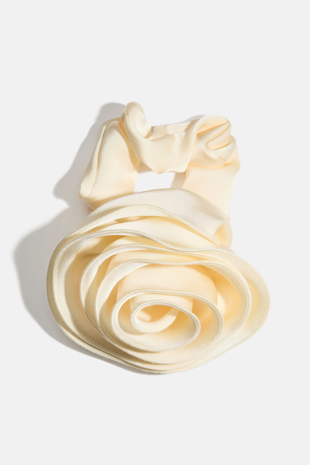Vit scrunchie med stor ros