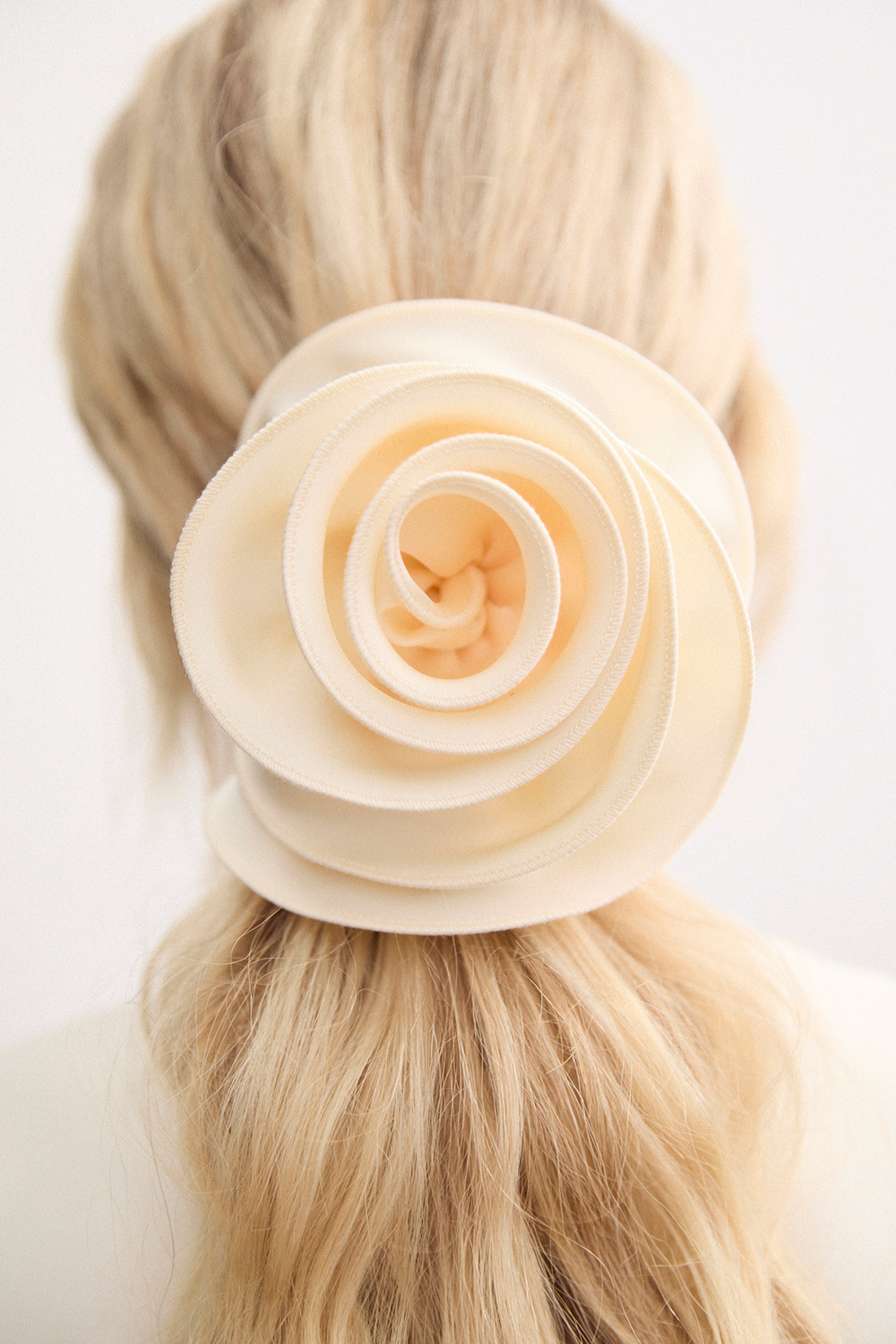 Vit scrunchie med stor ros