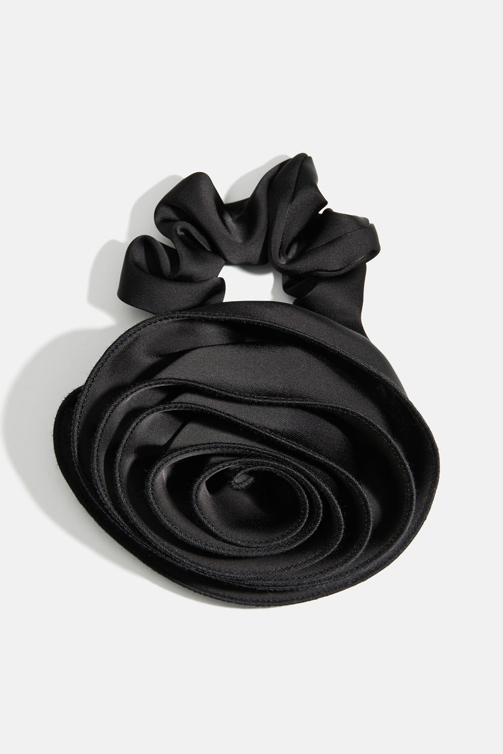 Svart scrunchie med stor ros