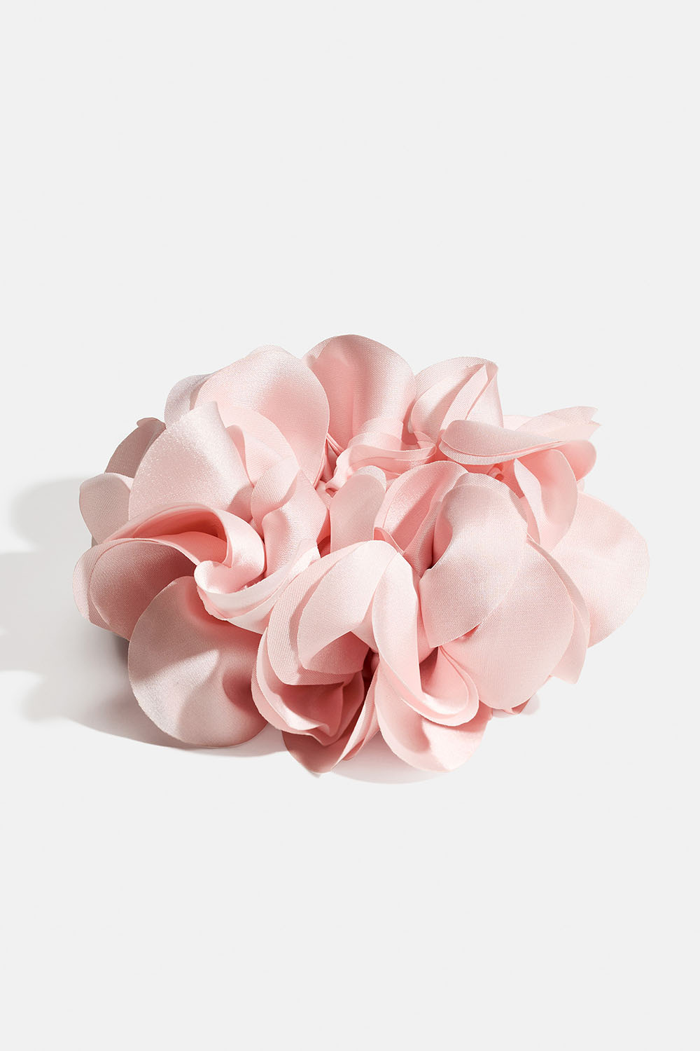 Rosa scrunchie med design av blomblad