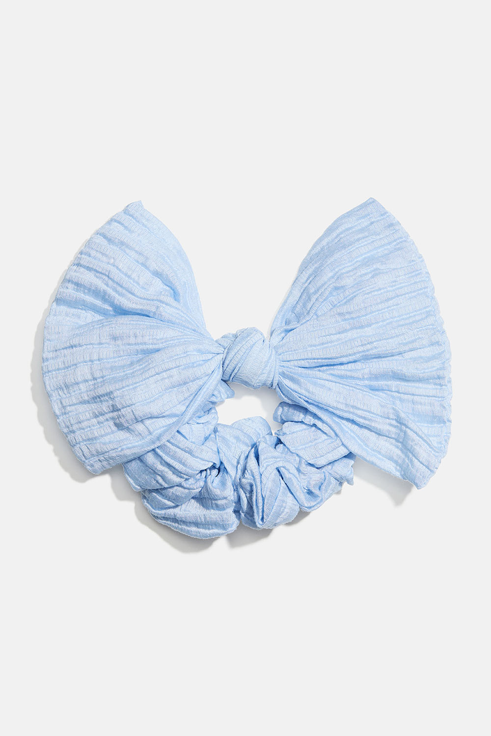 Ljusblå plisserad scrunchie med rosett