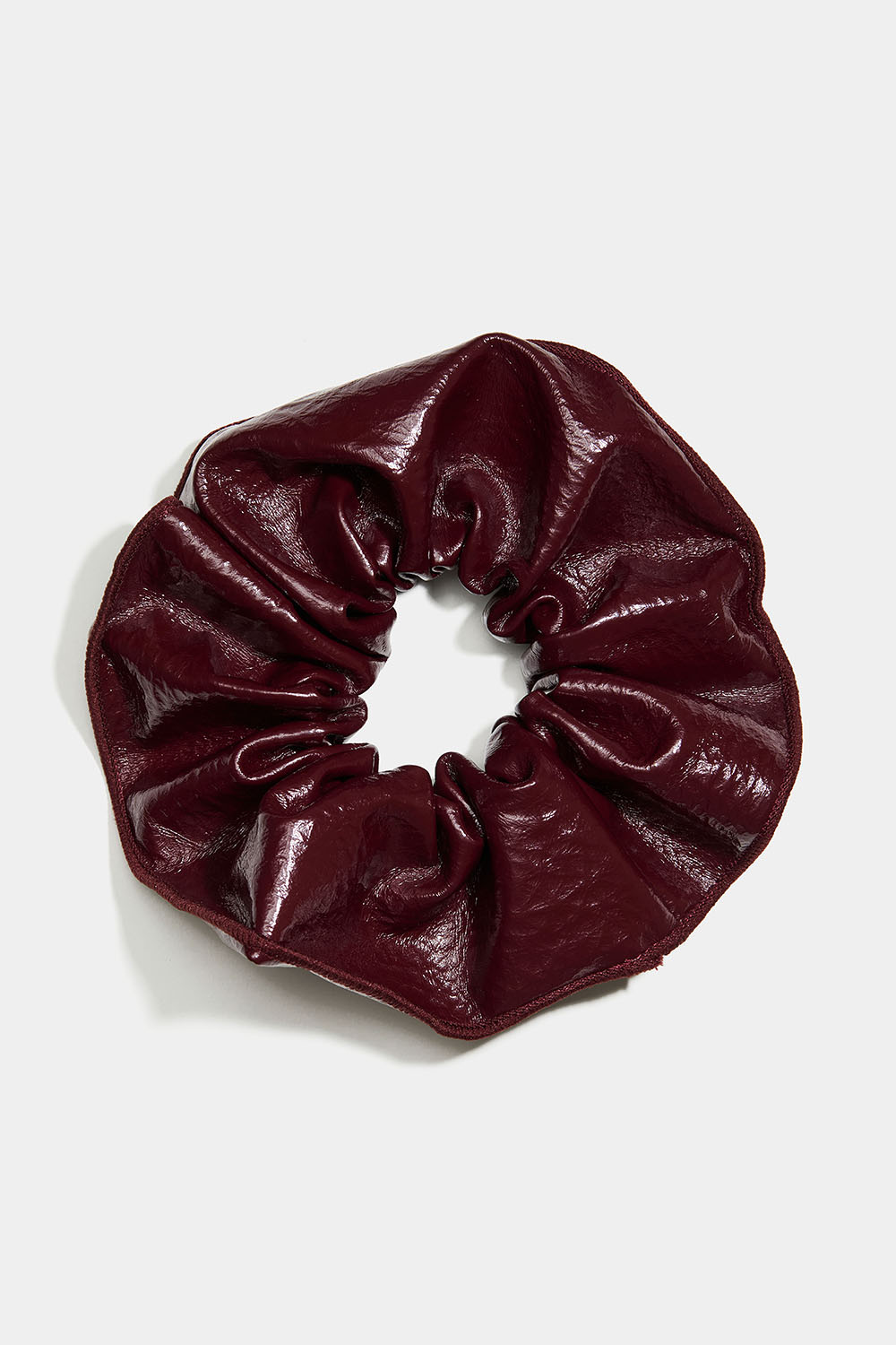 Stor scrunchie i mörkt vinröd läderimitation
