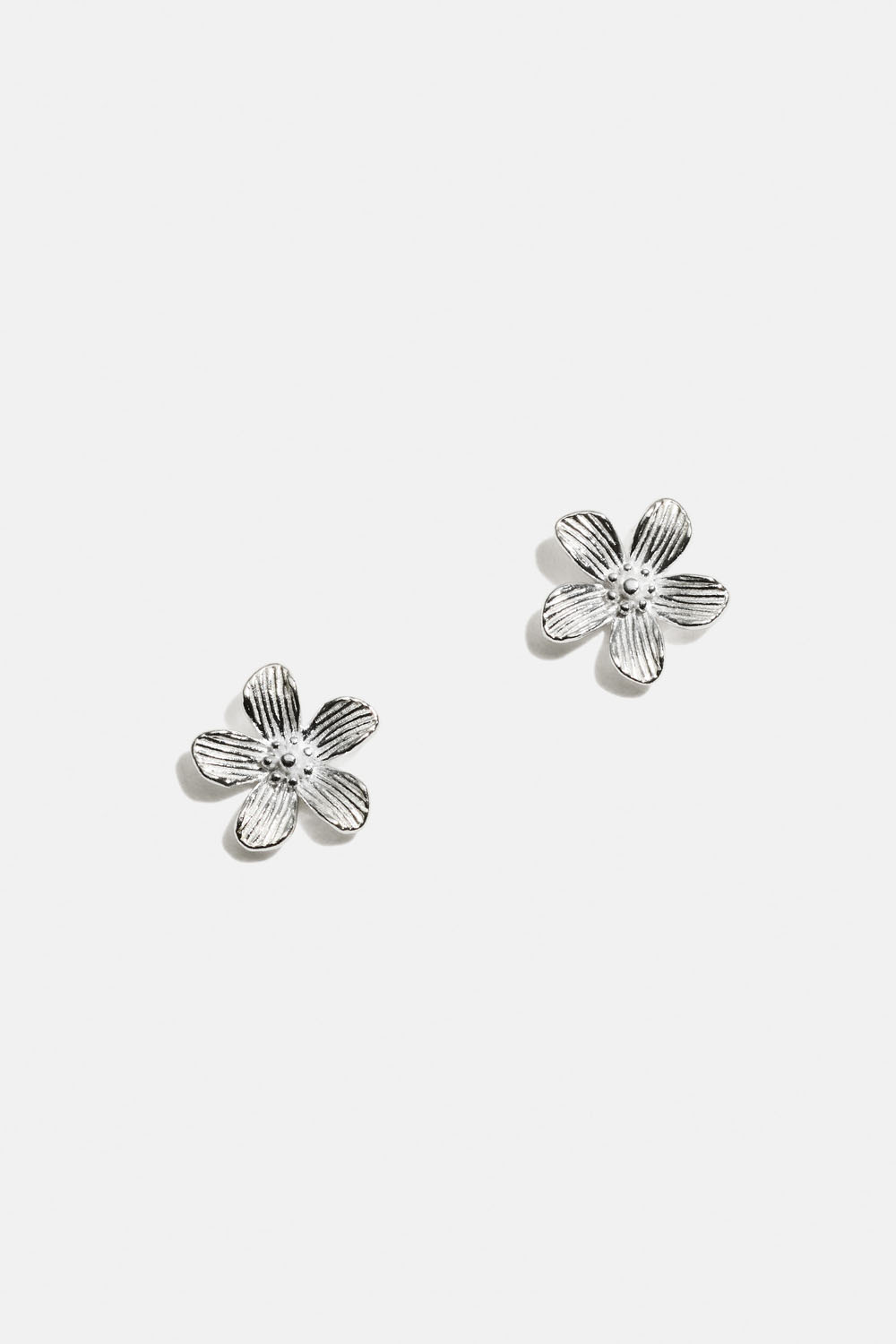 Större studs i äkta silver med texturerade blommor