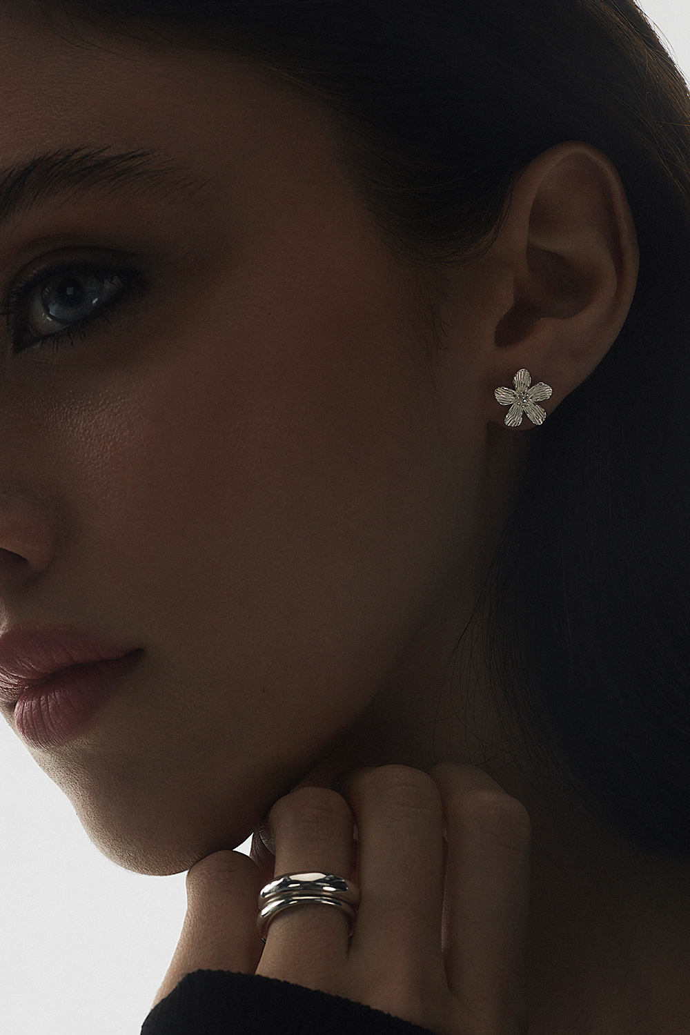 Större studs i äkta silver med texturerade blommor