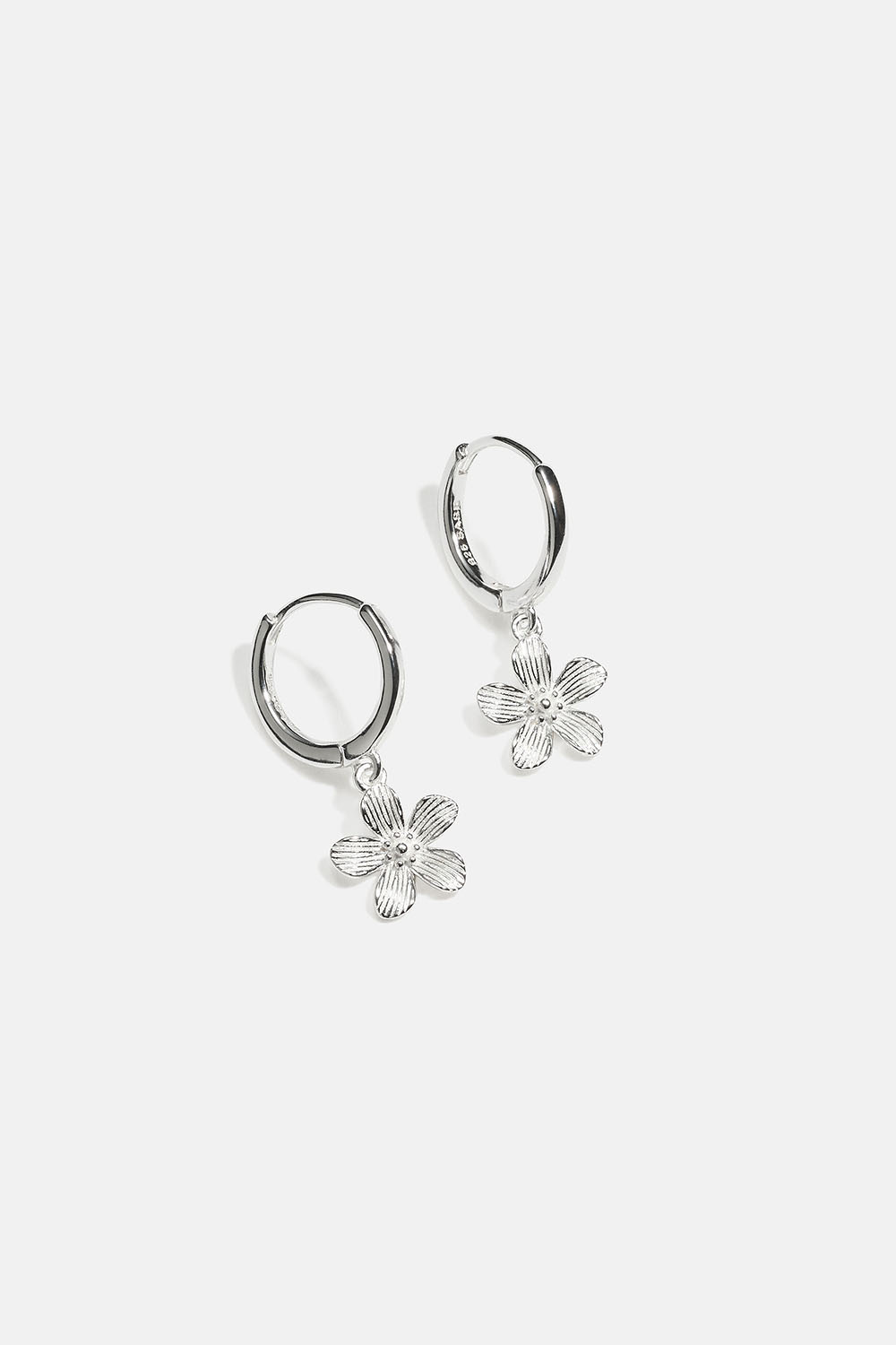 Små hoops i äkta silver med texturerade blommor