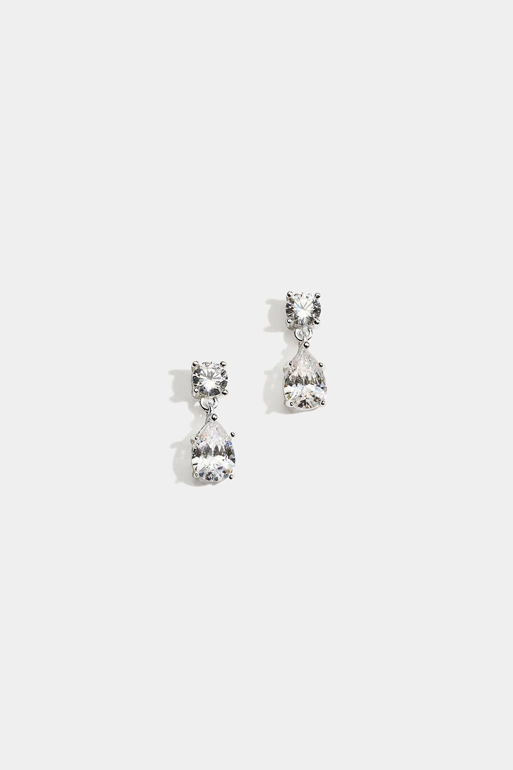 Örhängen i äkta silver med droppformade hängen i Cubic Zirconia