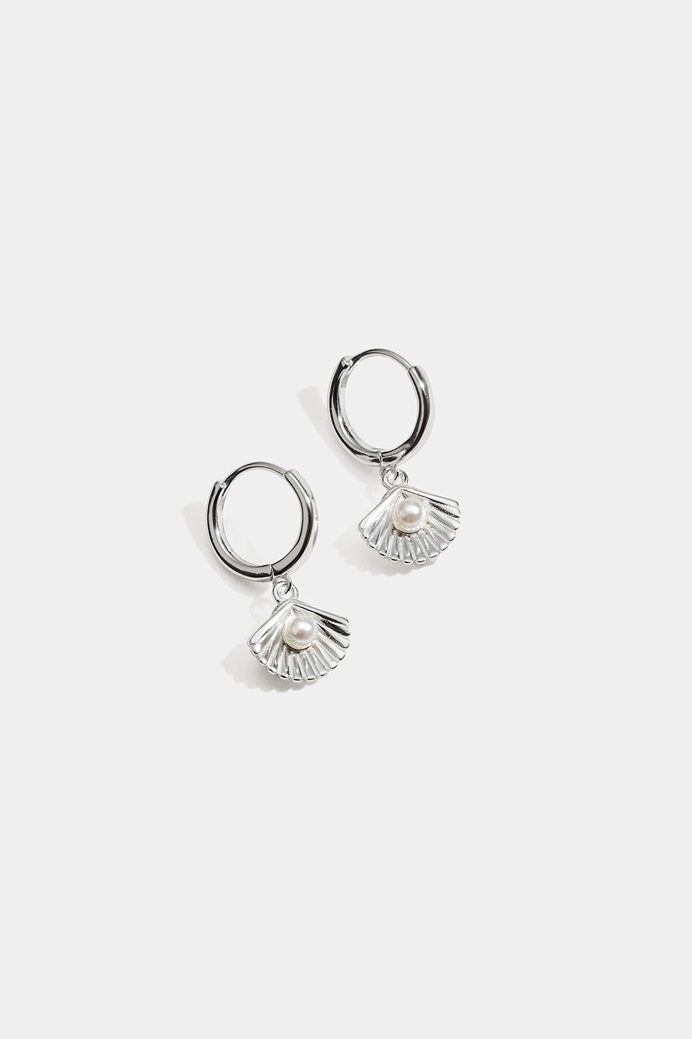 Hoops i äkta silver med snäckor