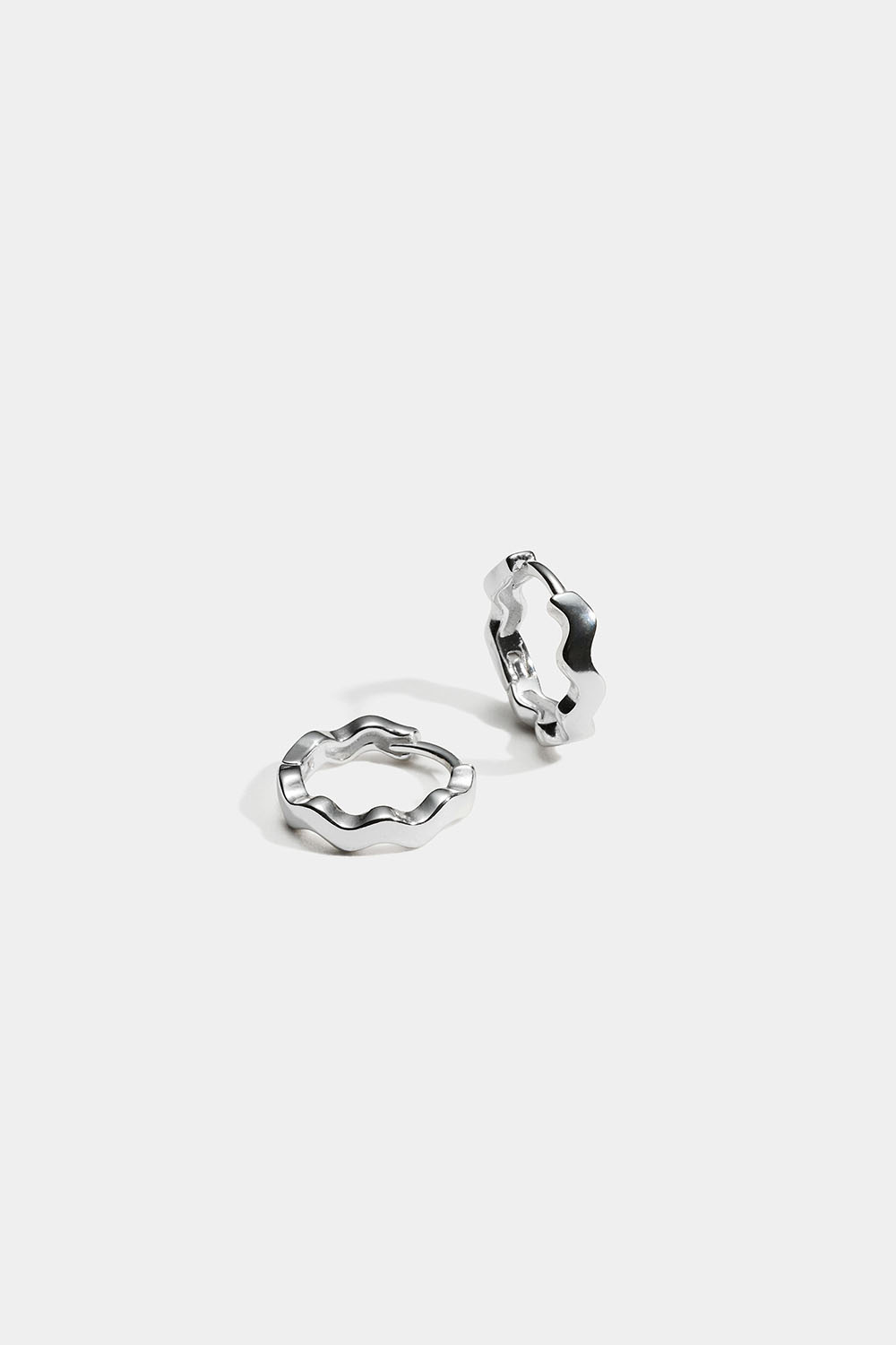 Hoops i äkta silver med vågig design